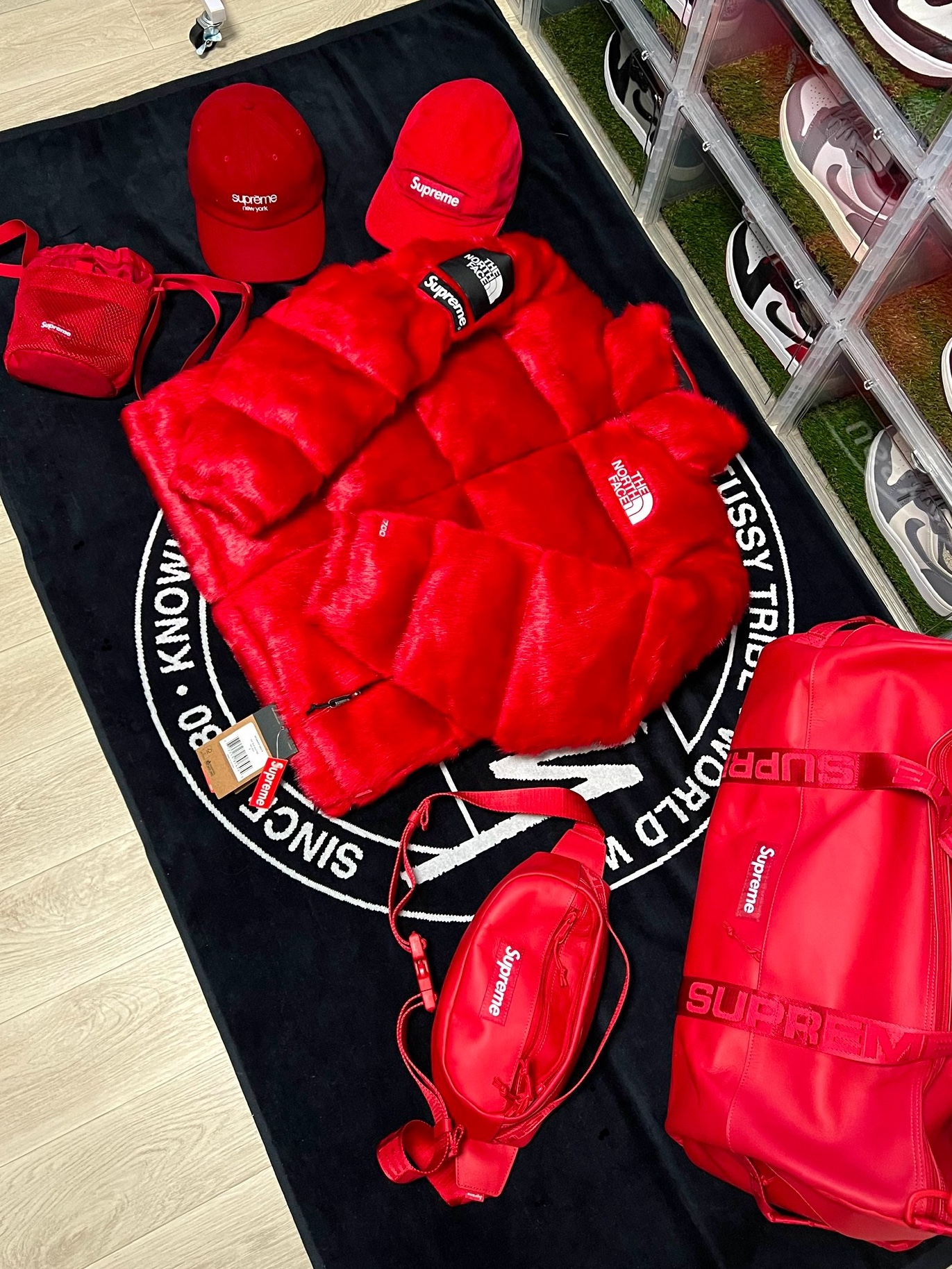 Supreme x The North Face Faux Fur Nuptse Jacket Red - 20FW, Supreme Leather Duffle Bag Red - 23FW 착용 스타일 - 2