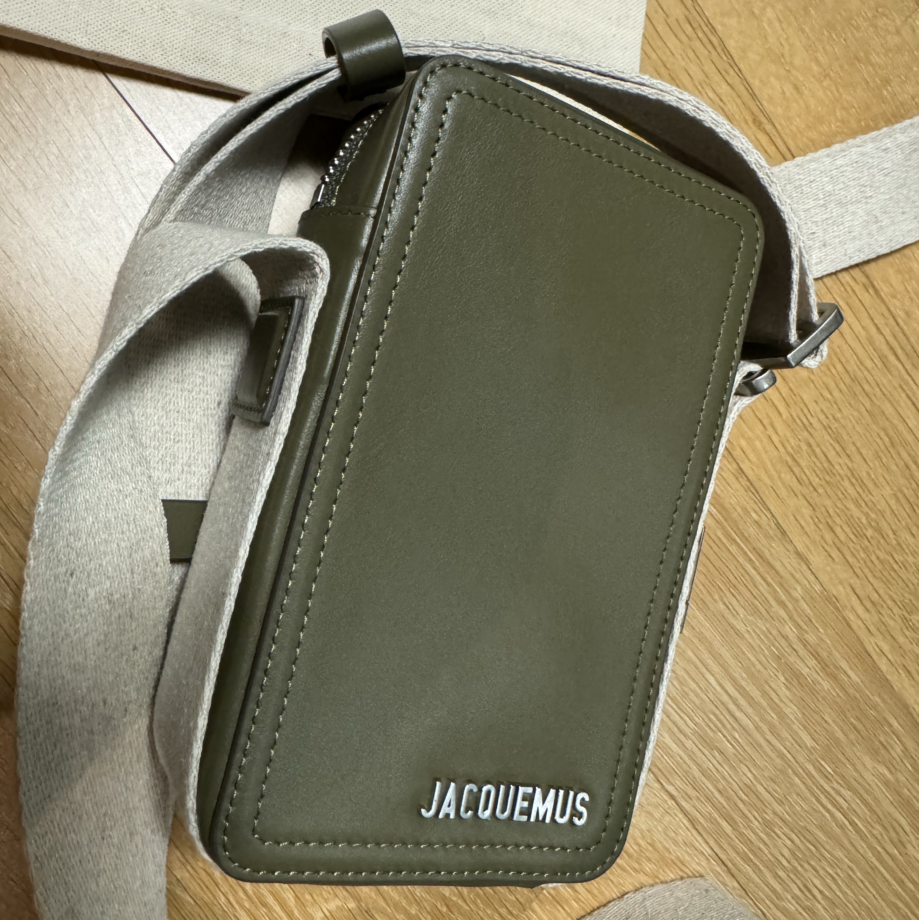 Jacquemus Le Cuerda Vertical Grosgrain Crossbody Bag Khaki 착용 스타일