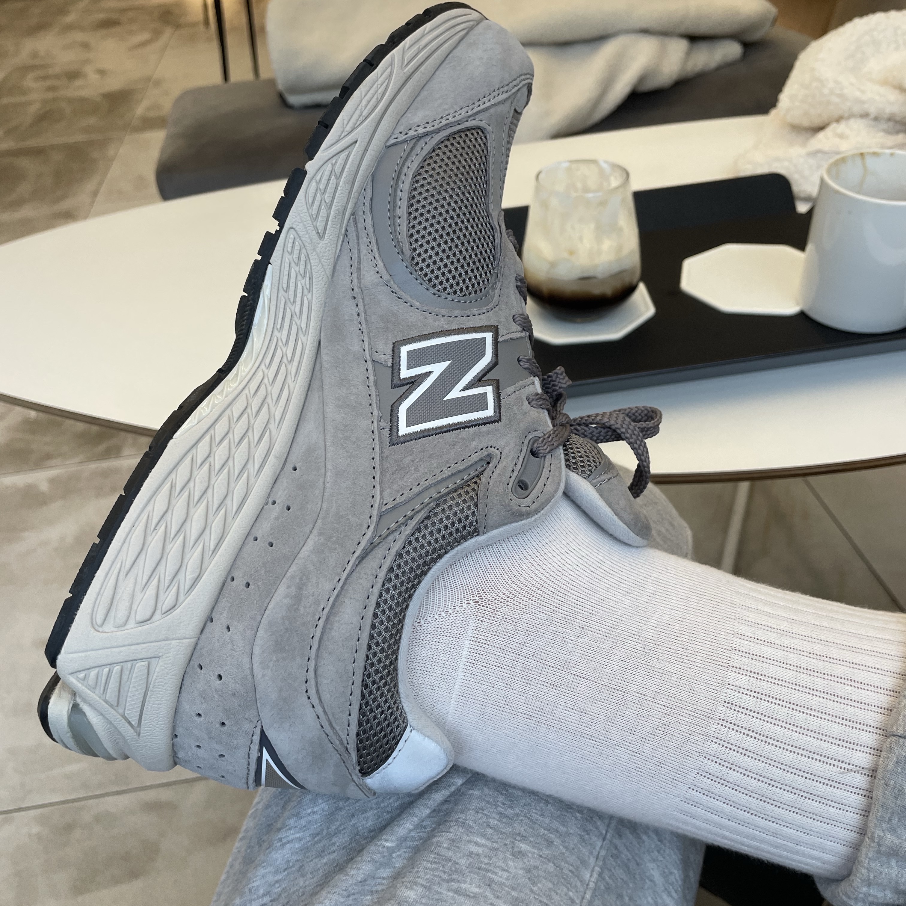 New Balance 2002R Grey 착용 스타일