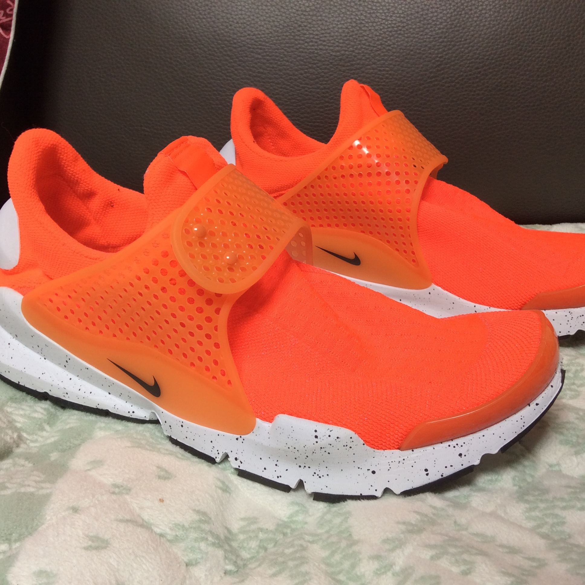 Nike Sock Dart Total Crimson 착용 스타일