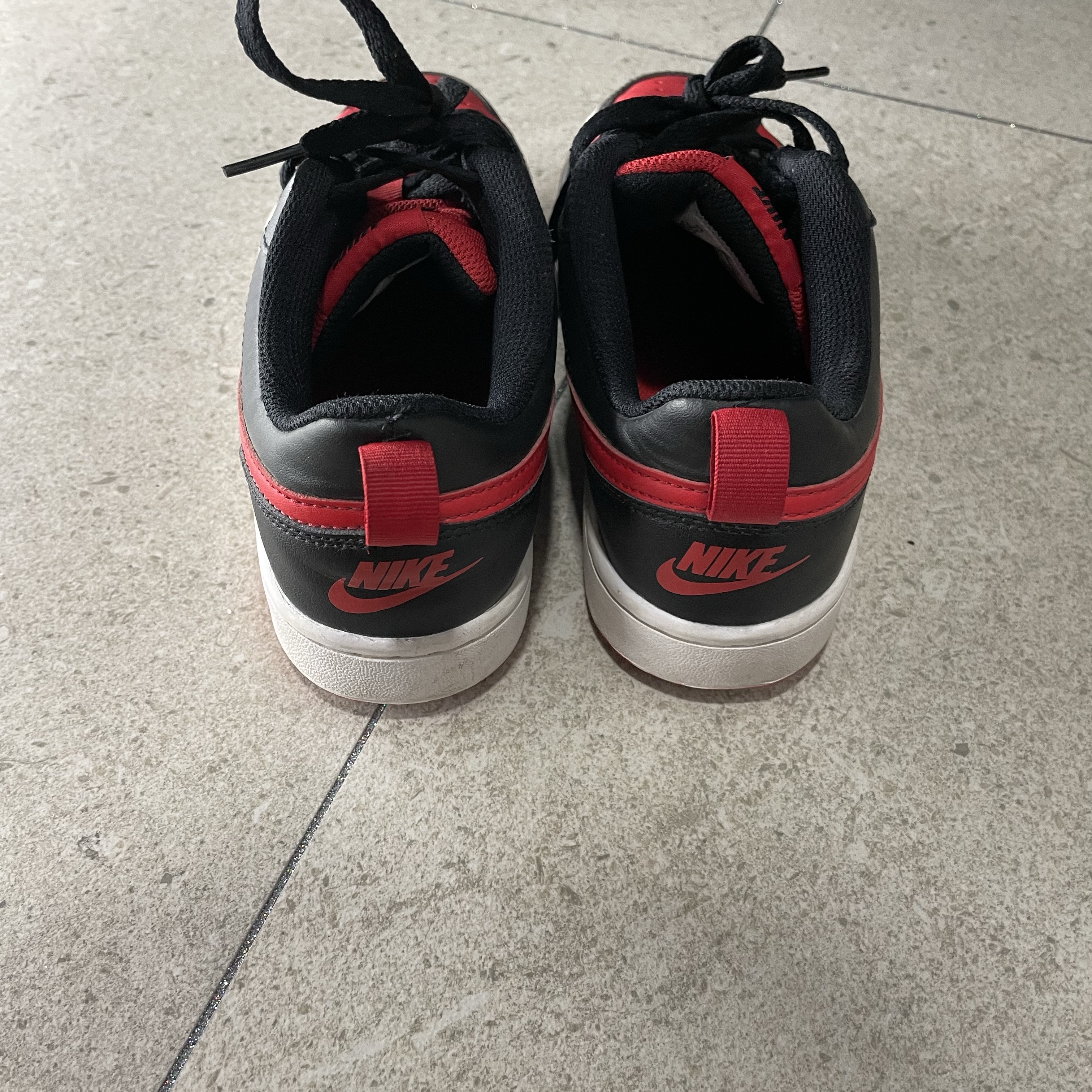 (GS) Nike Court Borough Low 2 Black University Red  착용 스타일 - 3