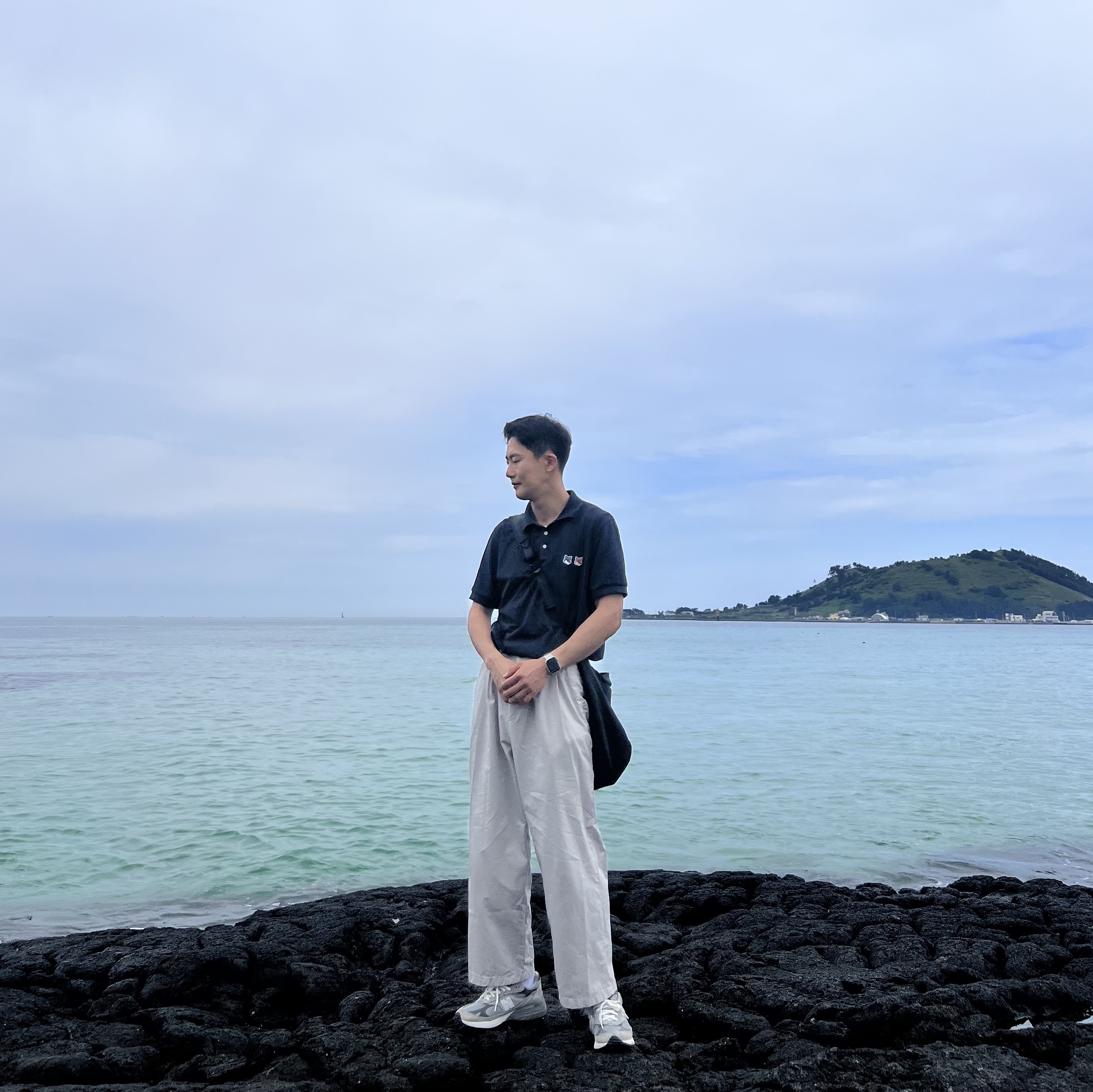 Maison Kitsune Double Fox Head Patch Polo Anthracite 착용 스타일 - 1