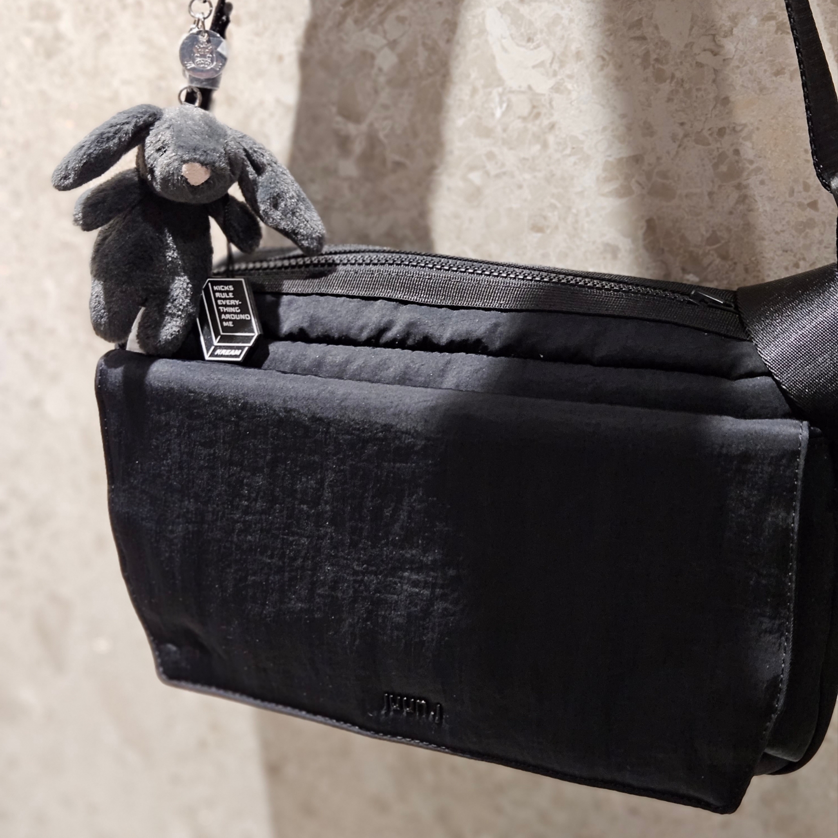 Jellycat Bashful Bunny Bag Charm Ink 착용 스타일 - 2