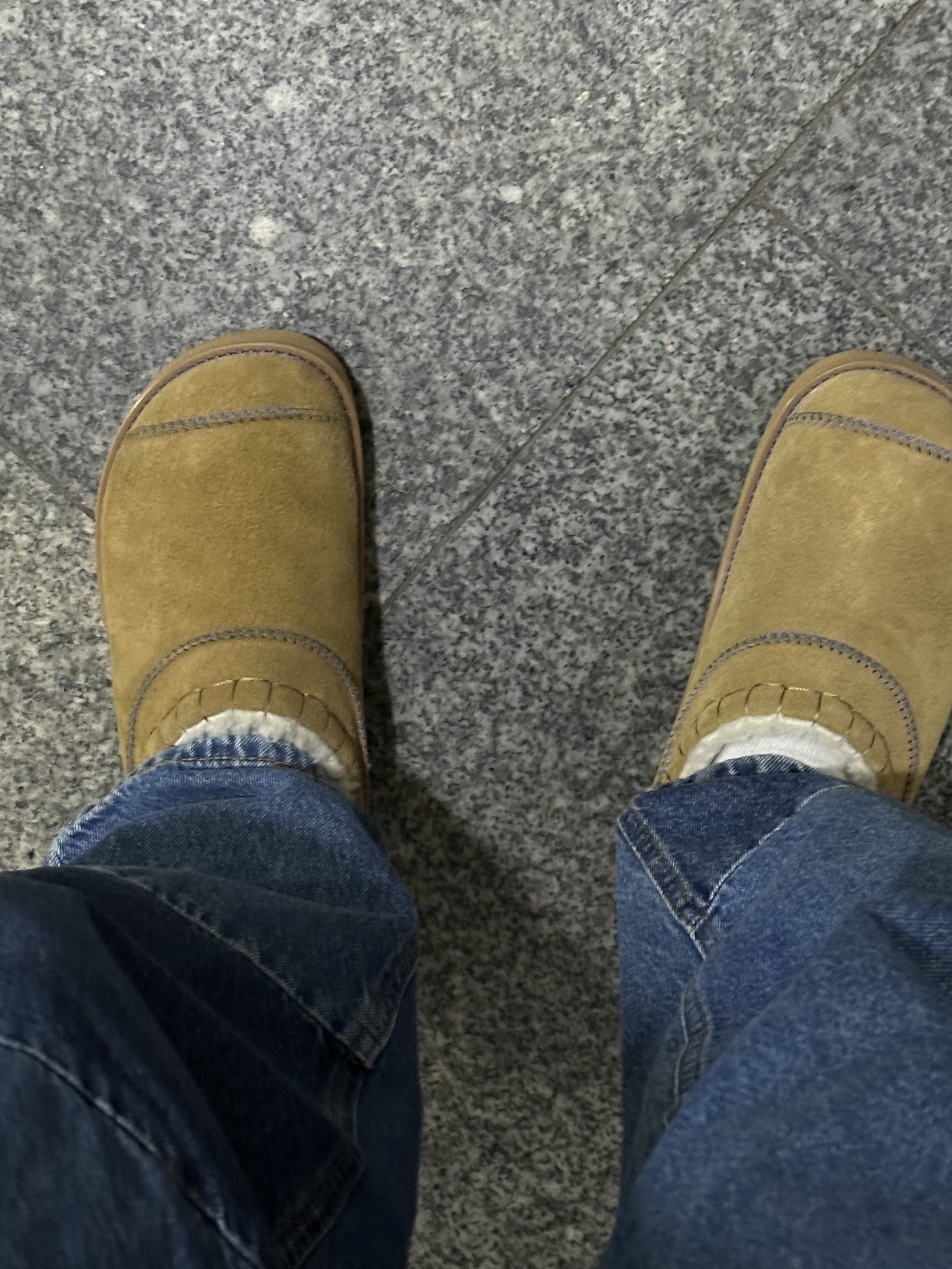 Ader Error Moc Camel, Zara x Ader Error Barrel Leg Jeans Blue 착용 스타일 - 2