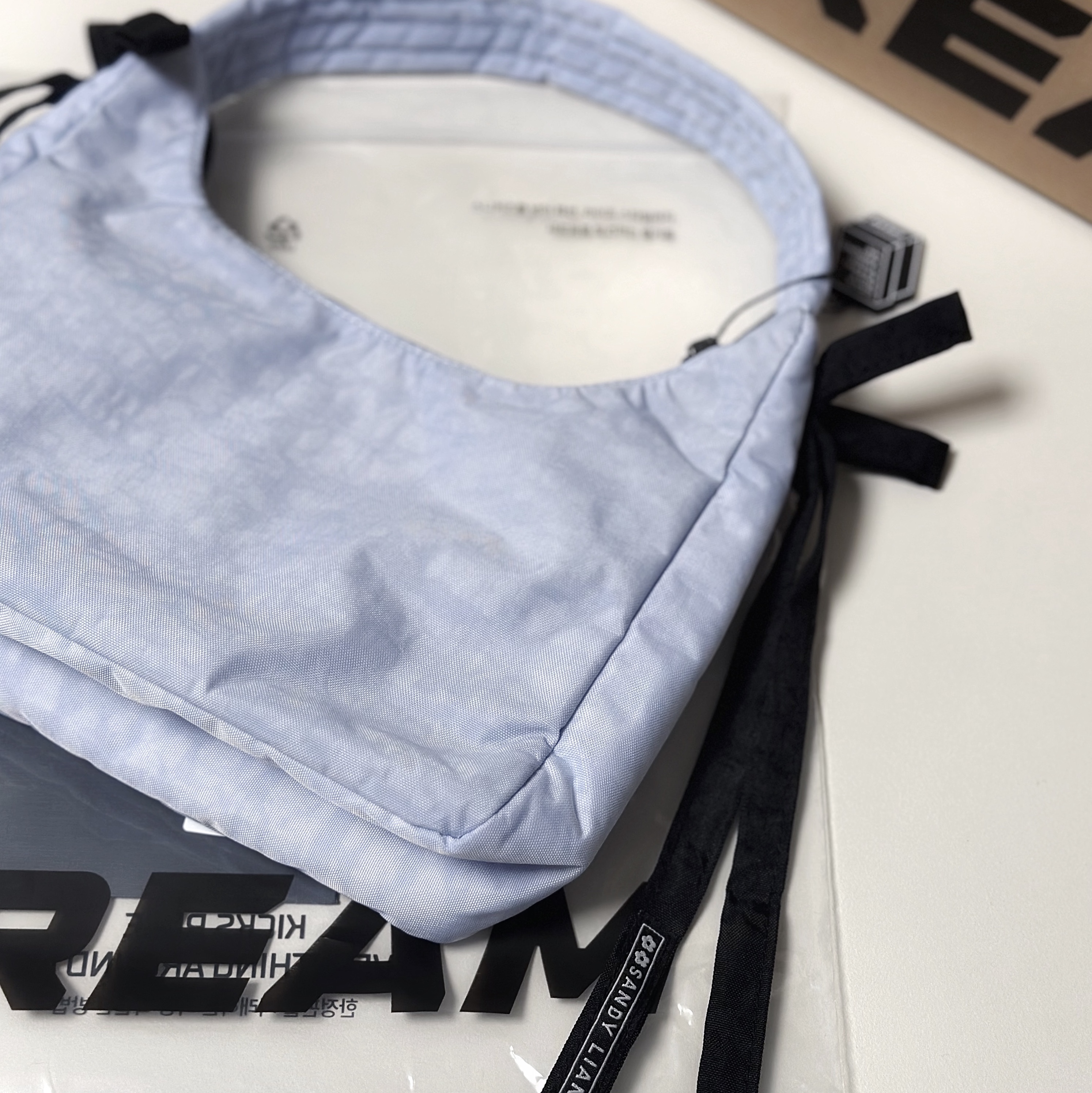 Sandy Liang x Baggu Bow Mini Bag Powder Blue 착용 스타일