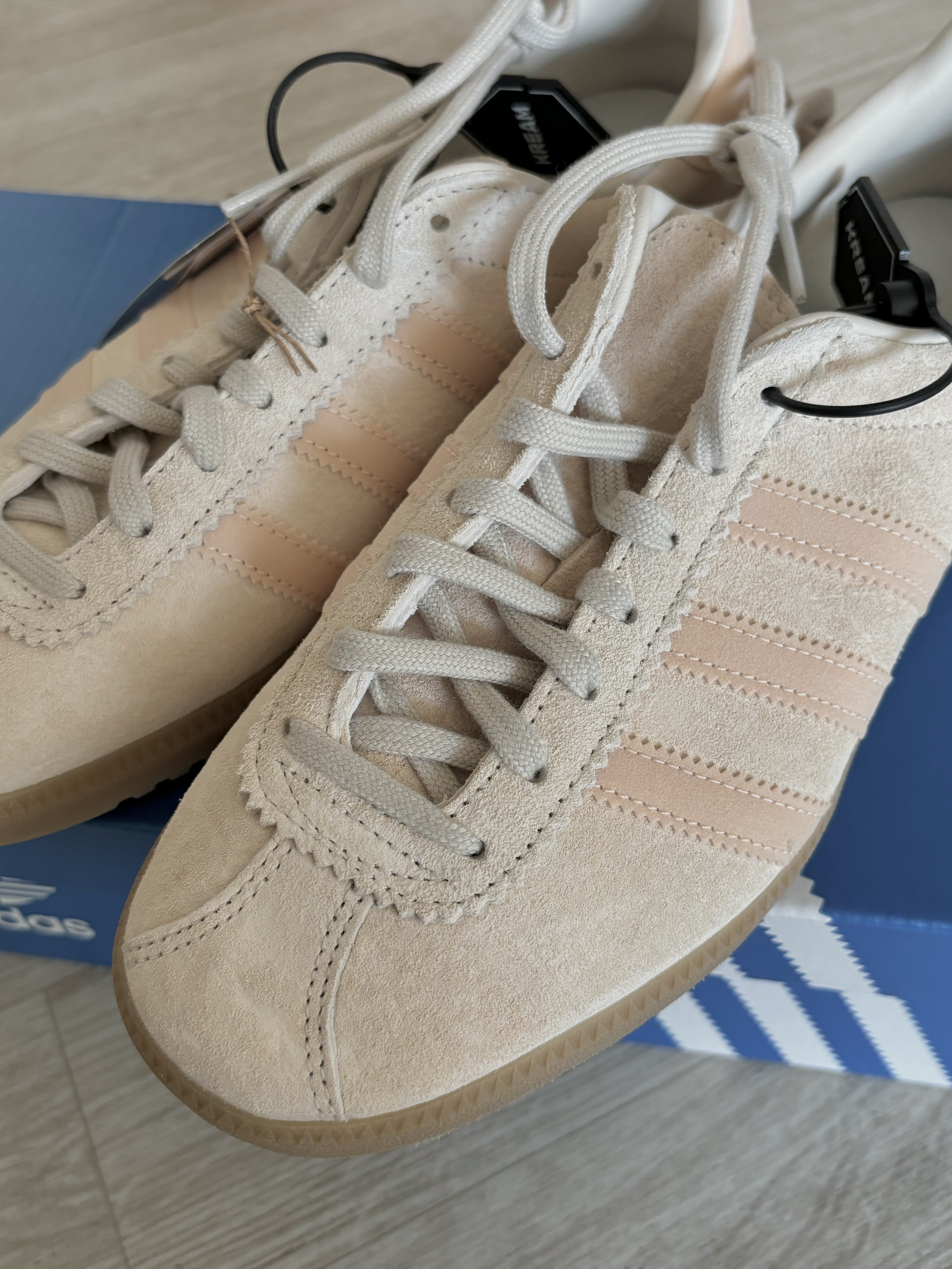 Adidas Bermuda Wonder White 착용 스타일 - 1