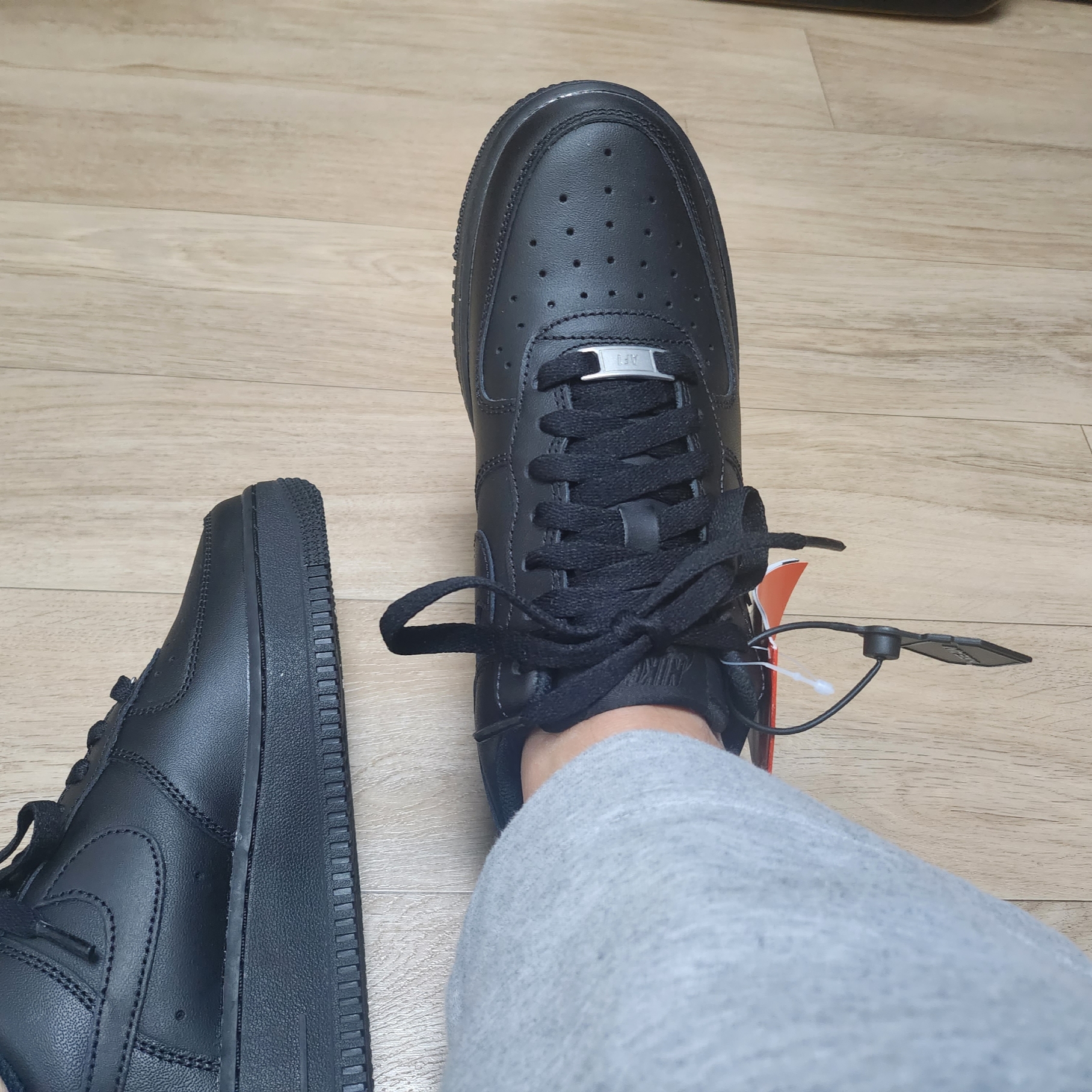 (W) Nike Air Force 1 '07 Low Triple Black 착용 스타일 - 2