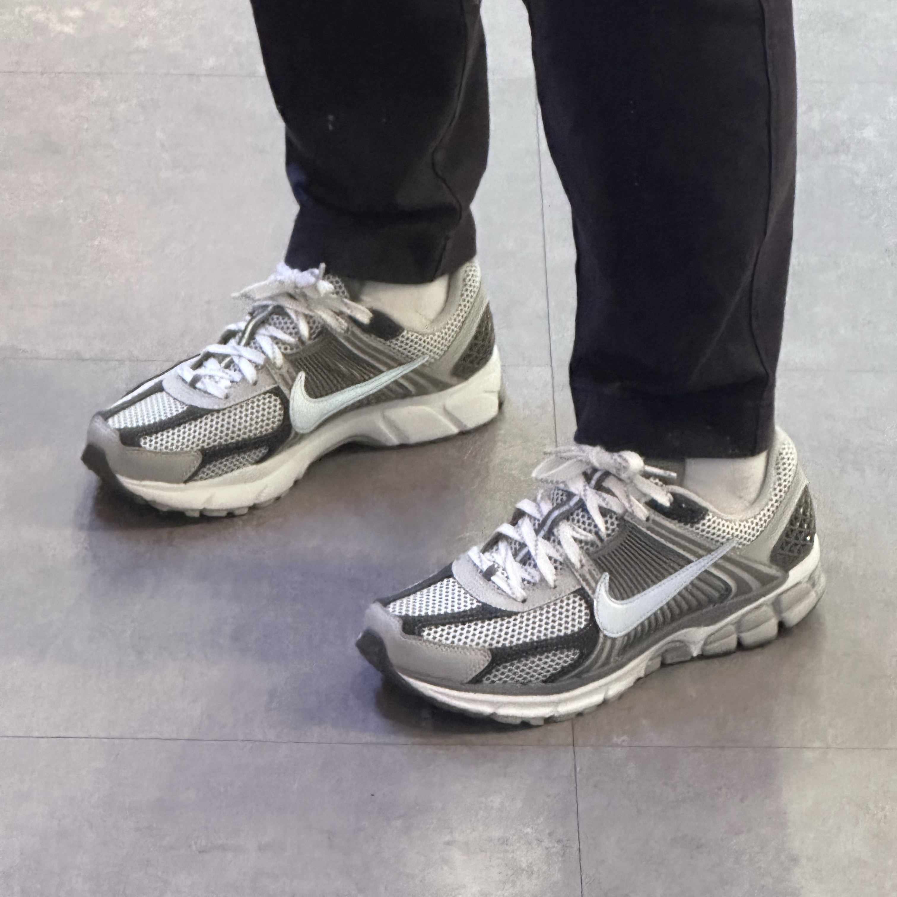 Nike Zoom Vomero 5 PRM Light Iron Ore and Flat Fewter 착용 스타일 - 2