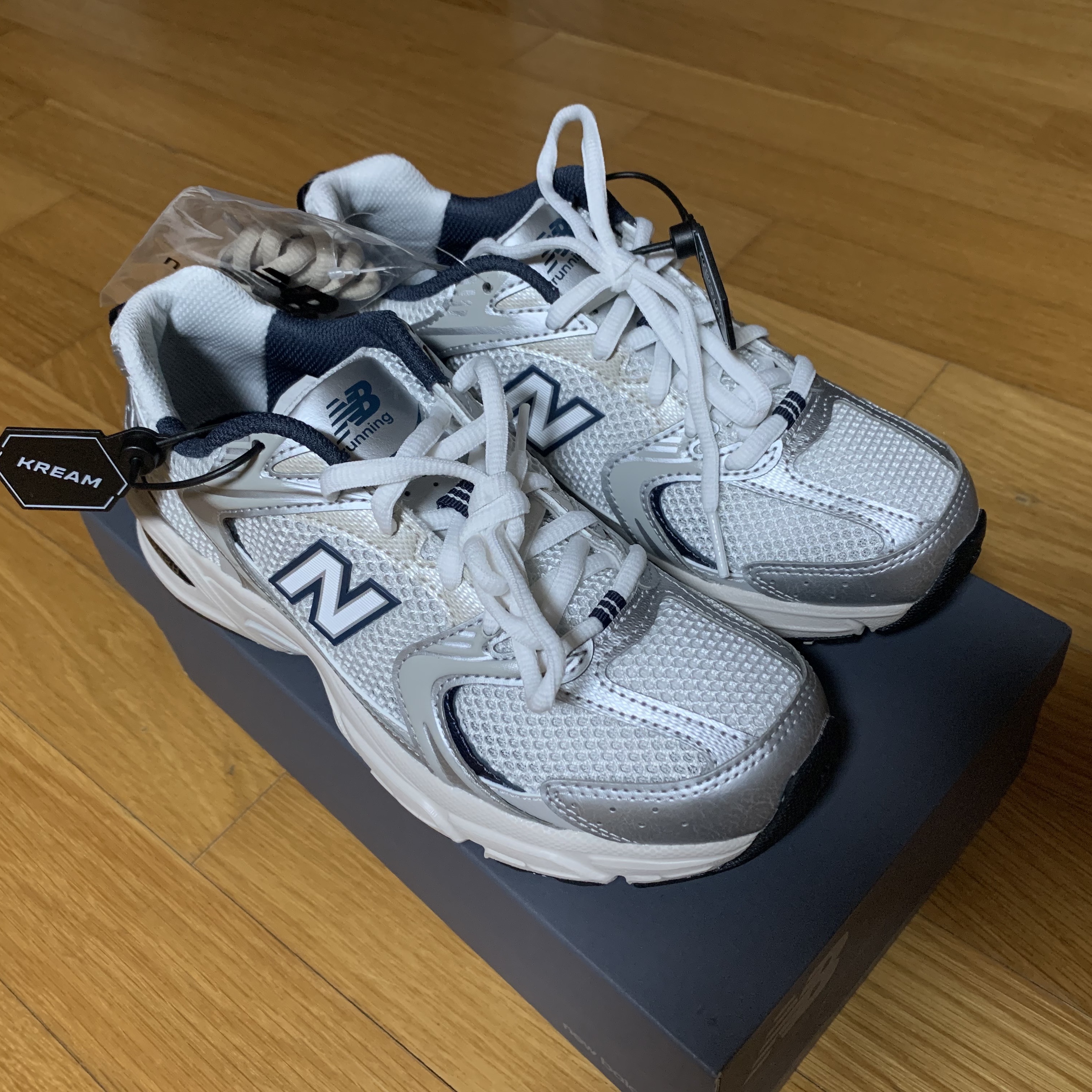 New Balance 530 Steel Grey 착용 스타일 - 1