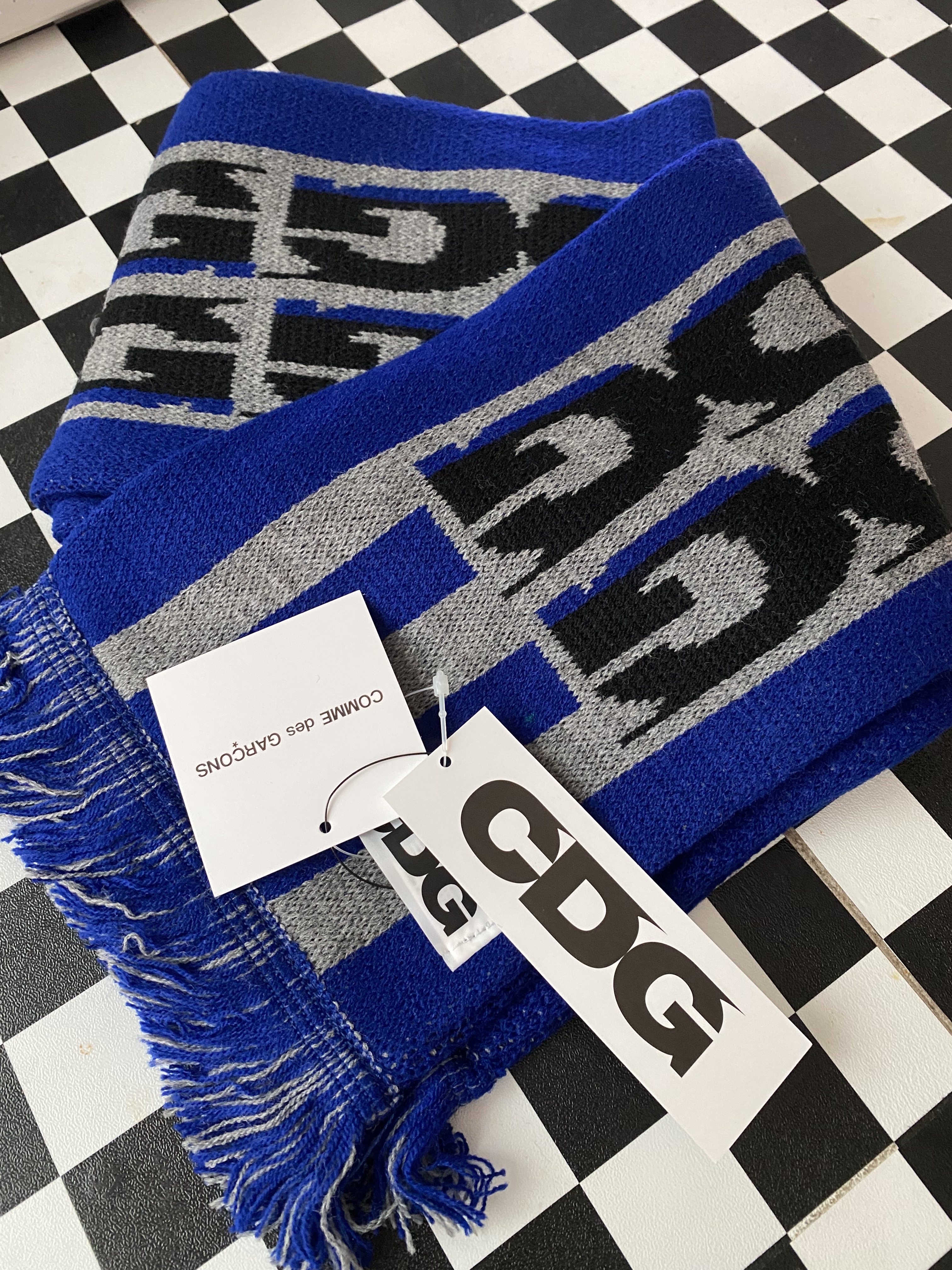 CDG Logo Check Muffler Blue 착용 스타일 - 1