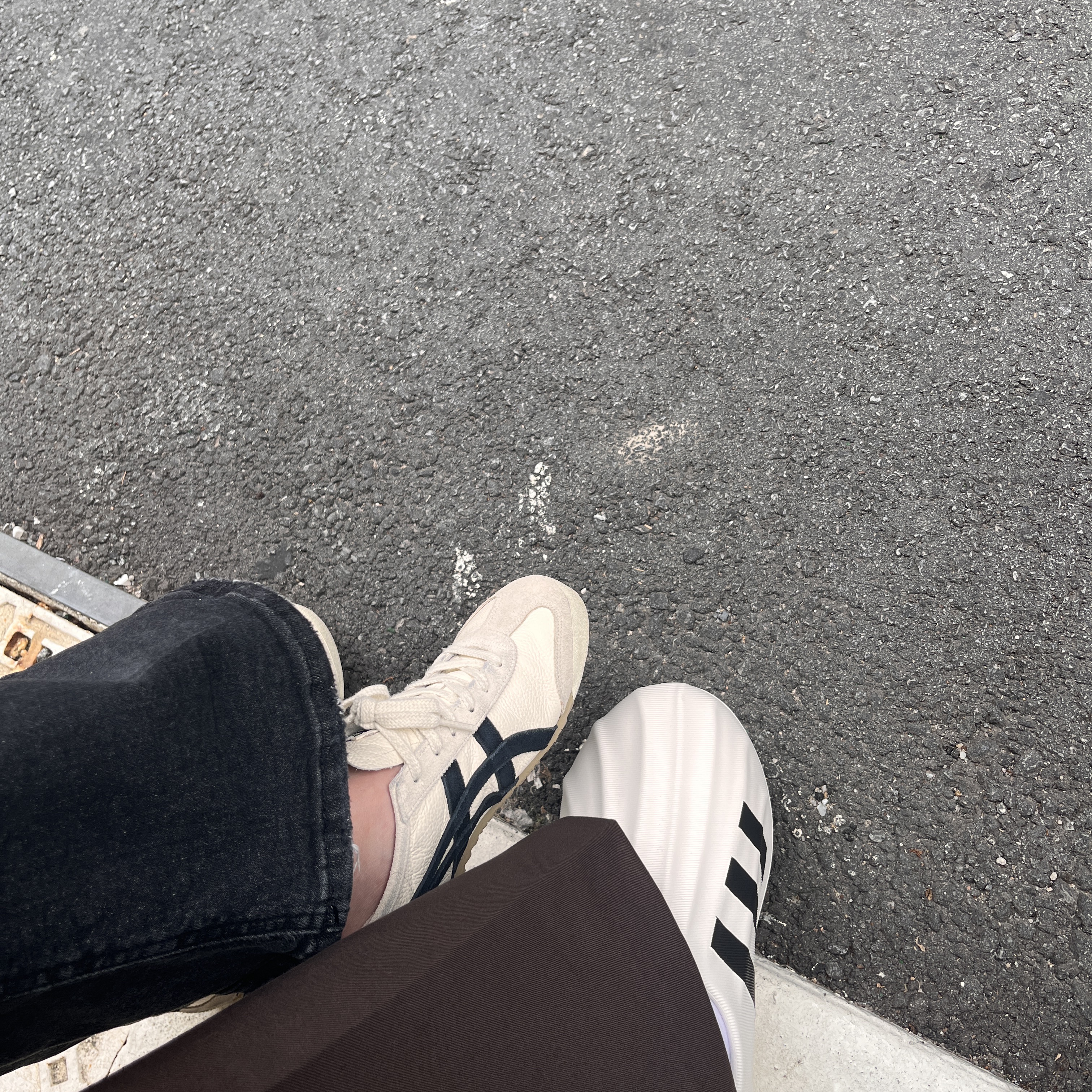Adidas Adifom Superstar Core White, Onitsuka Tiger Mexico 66 Vintage White Black 착용 스타일