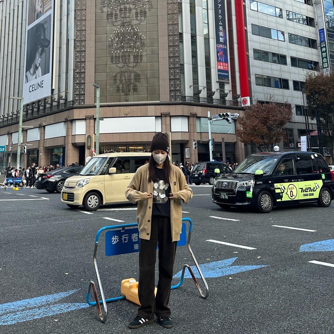 Play Comme des Garcons Black Heart Knit Cardigan Beige, Uniqlo UT x Kaws Short Sleeve Graphic T-Shirt Black 착용 스타일