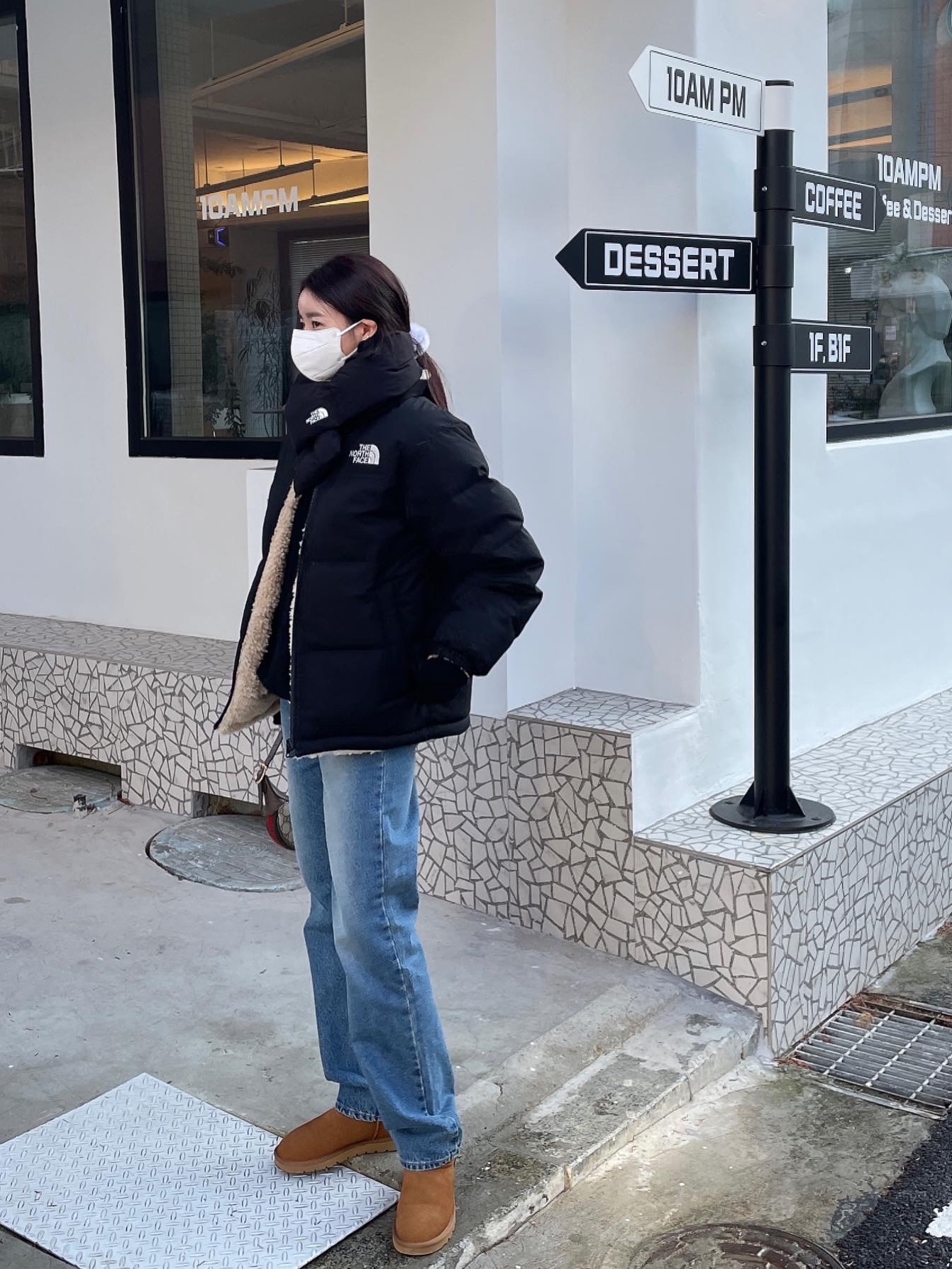 (W) UGG Classic Ultra Mini Boots Chestnut, The North Face White Label T-Ball Muffler Black 착용 스타일 - 2