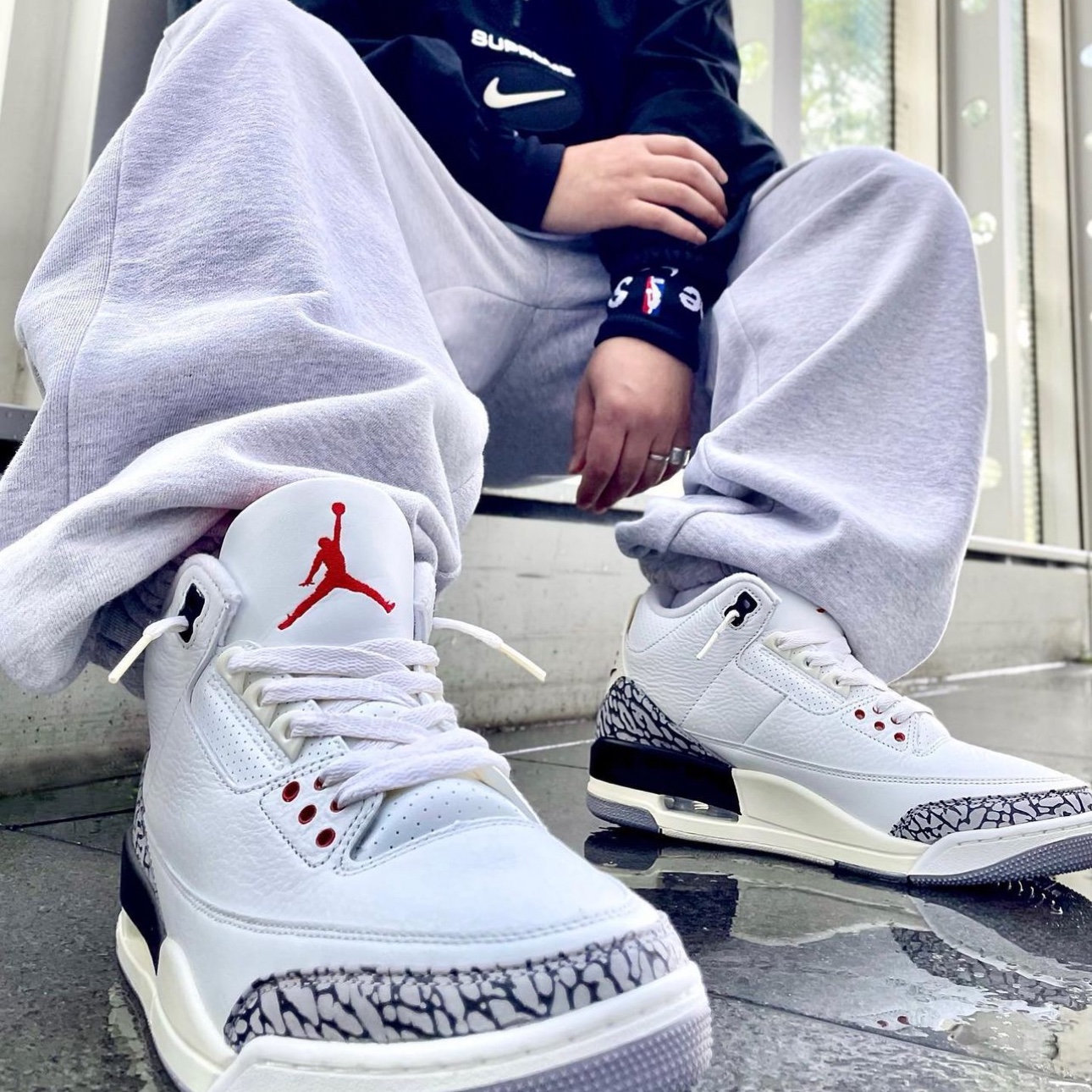 Supreme Box Logo Hooded Sweatshirt Ash Grey - 23FW, Supreme x Nike NBA Wristband Black (Pack of 2) 착용 스타일 - 6