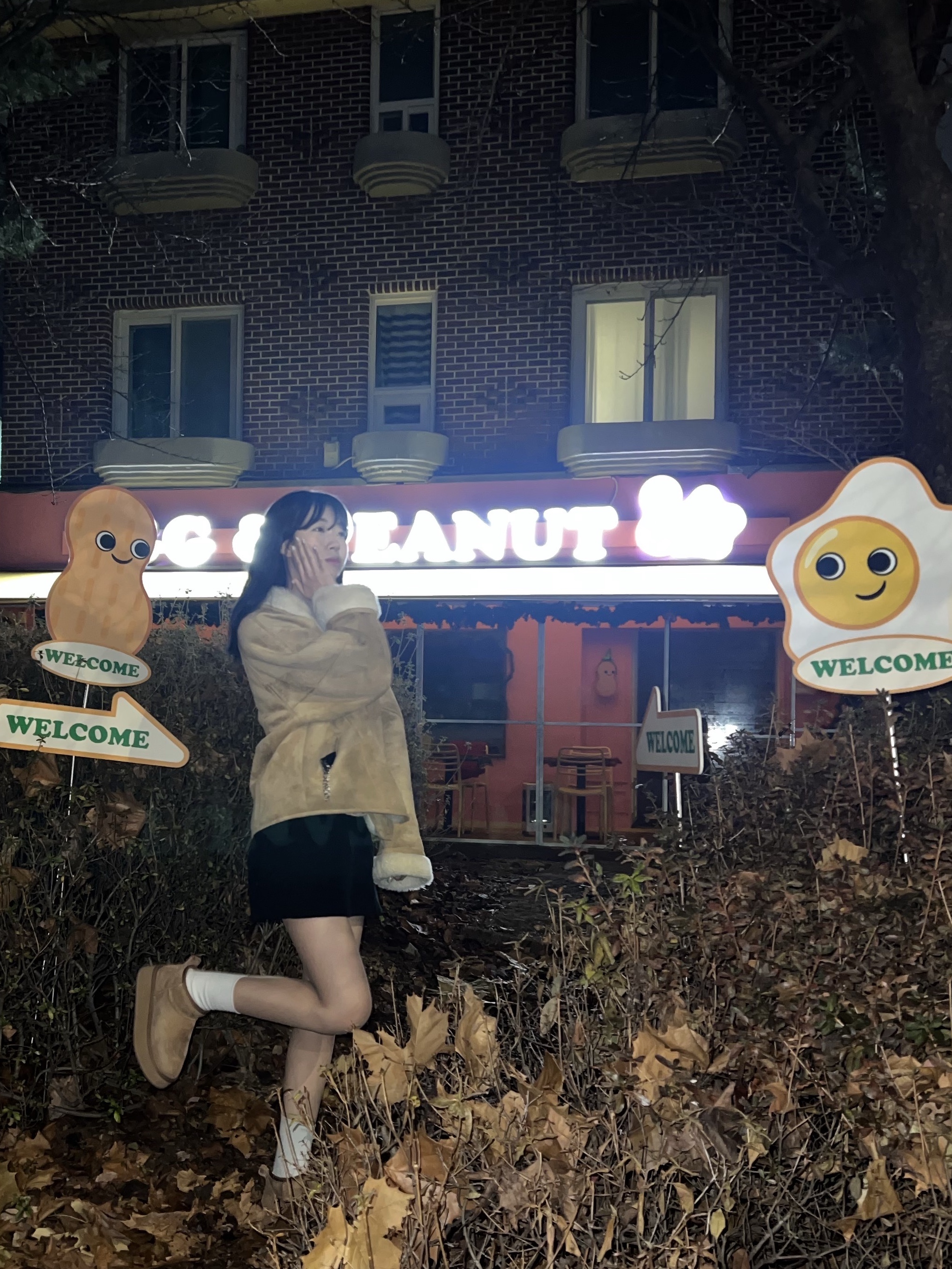 (W) UGG Classic Ultra Mini Platform Boots Chestnut 착용 스타일 - 3