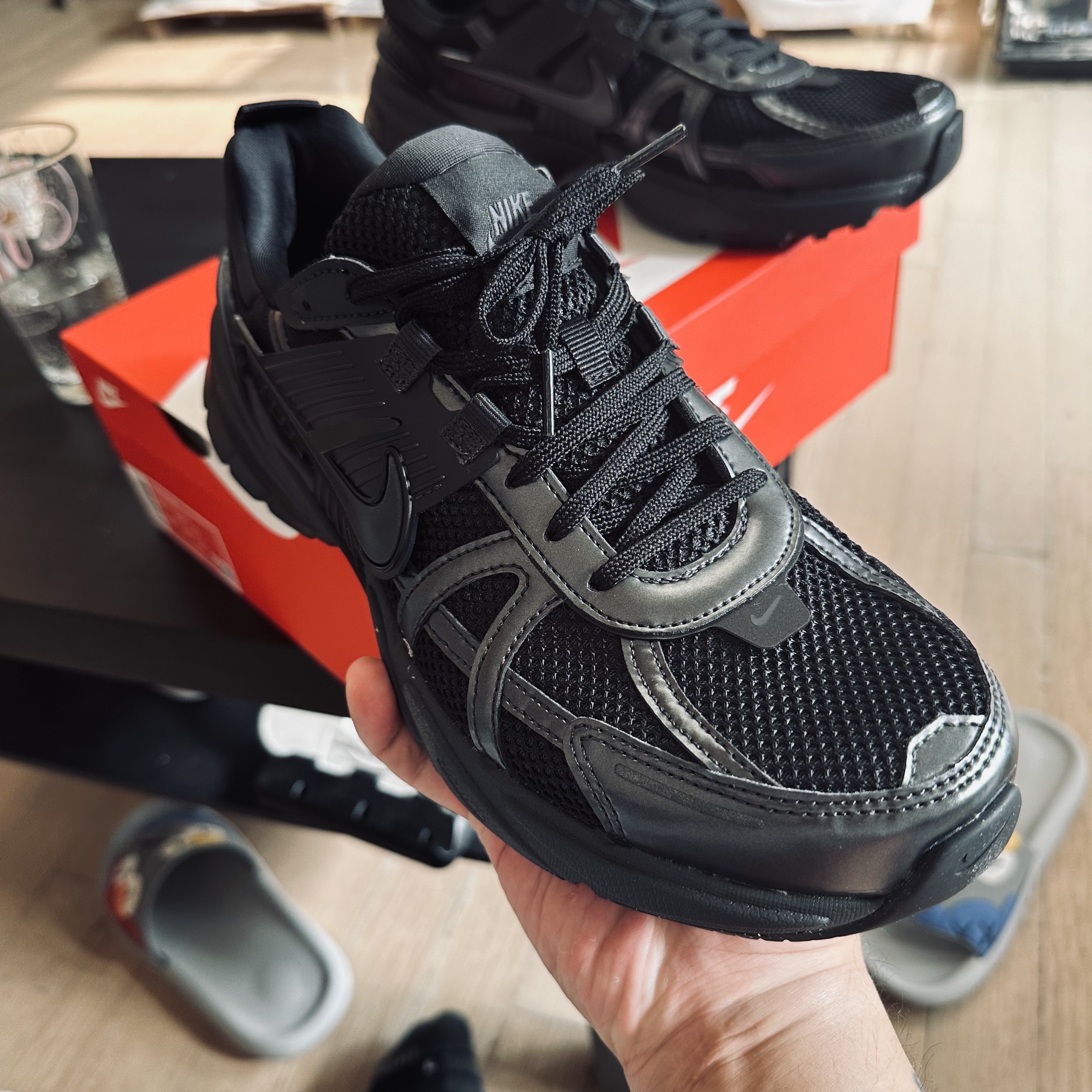 Nike V2K Run Black Anthracite 착용 스타일 - 1