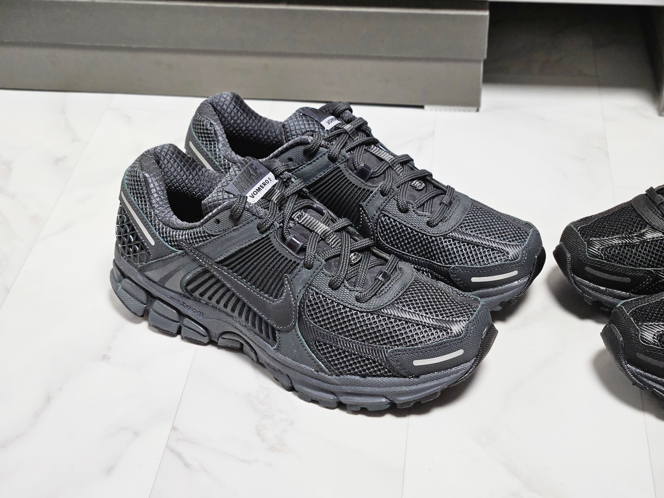 Nike Zoom Vomero 5 SP Black, Nike Zoom Vomero 5 SP Anthracite 2023 착용 스타일 - 2