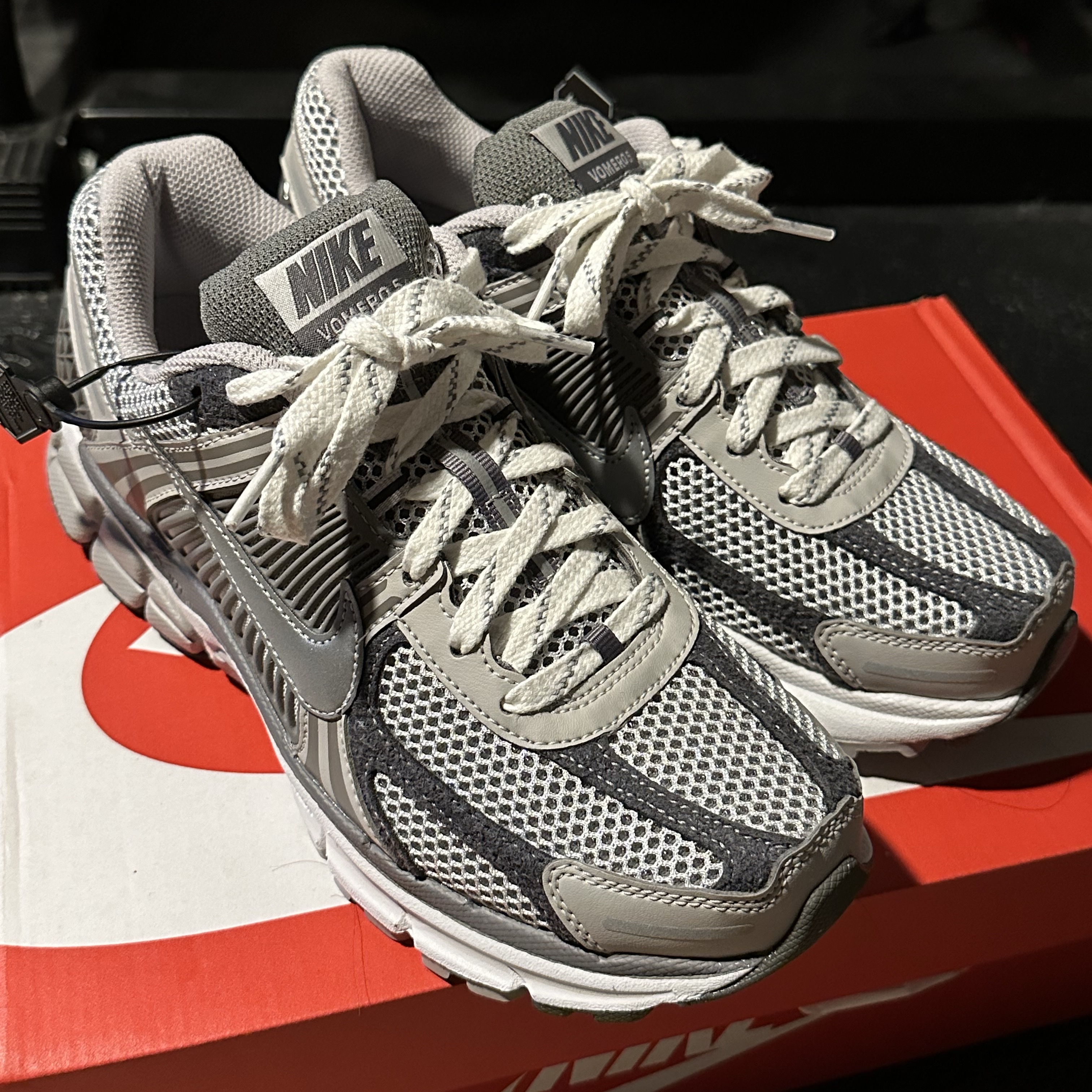 Nike Zoom Vomero 5 PRM Light Iron Ore and Flat Fewter 착용 스타일