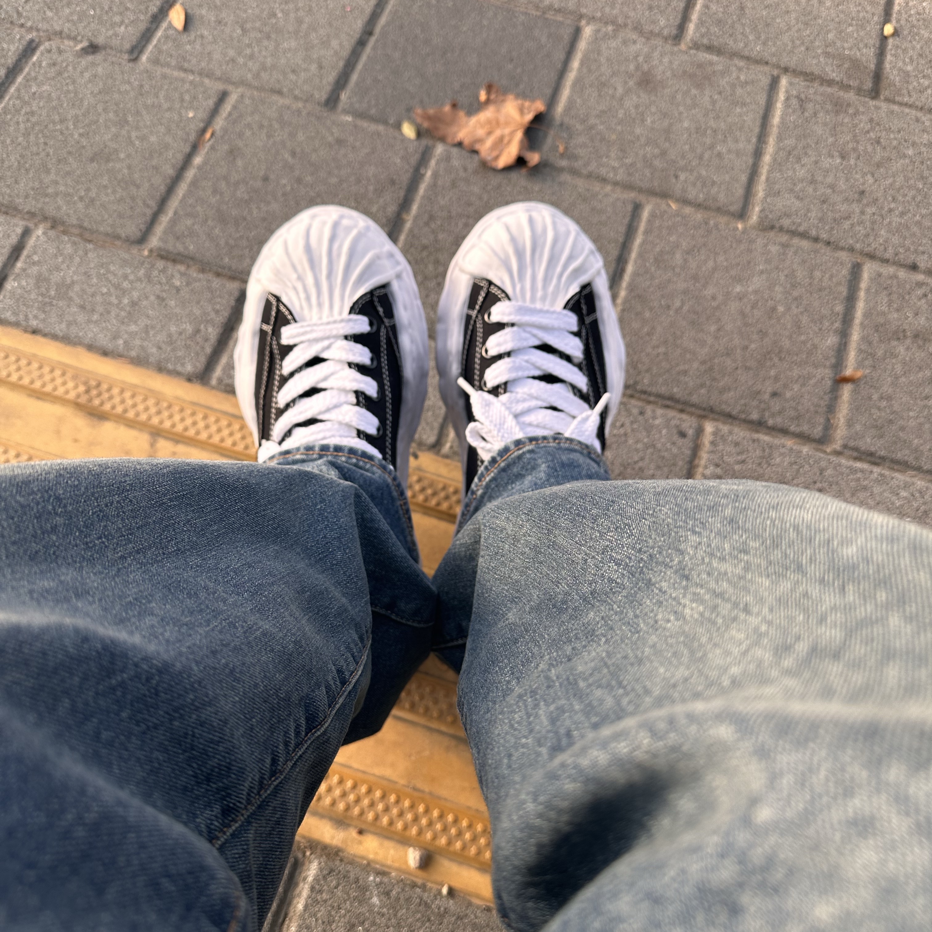 Maison Mihara Yasuhiro Blakey OG Sole Canvas Low-top Sneakers Black White 착용 스타일 - 1