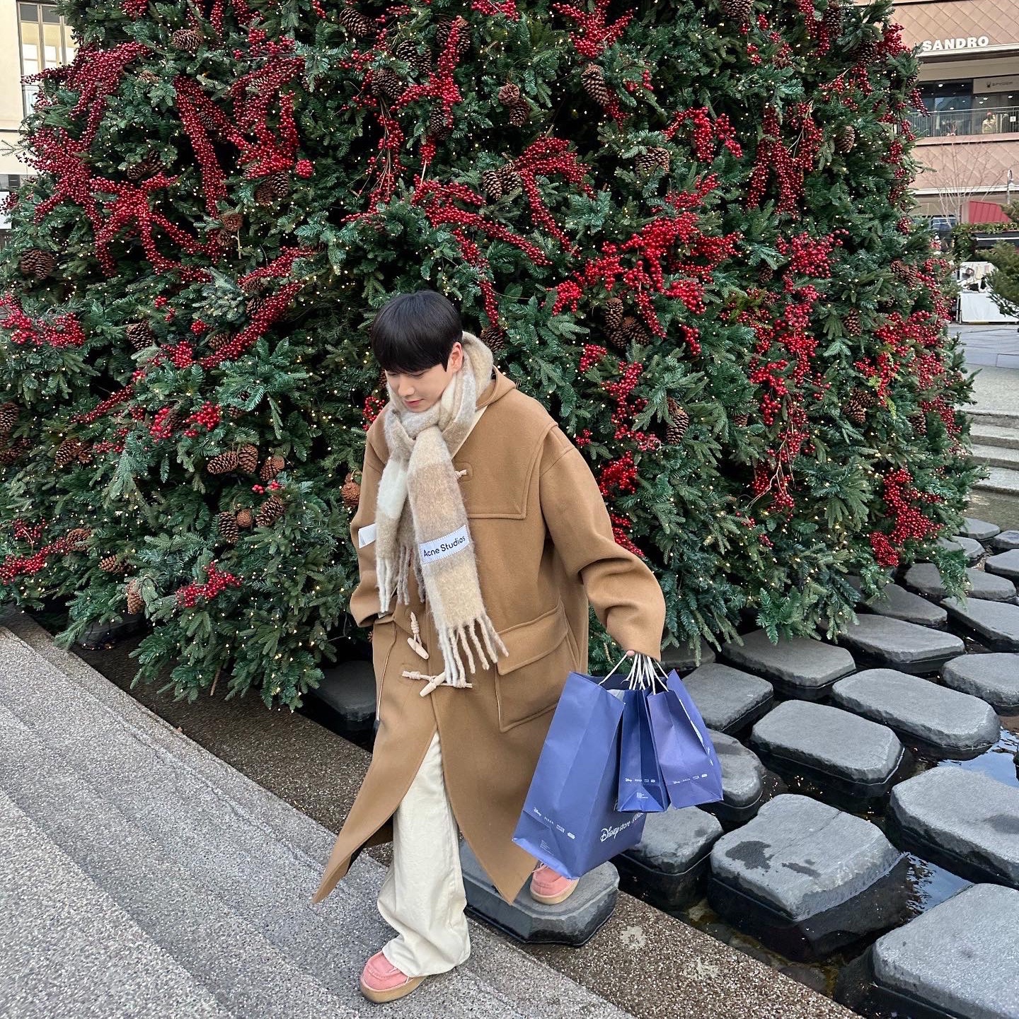 Acne Studios Mohair Check Muffler White Beige 착용 스타일