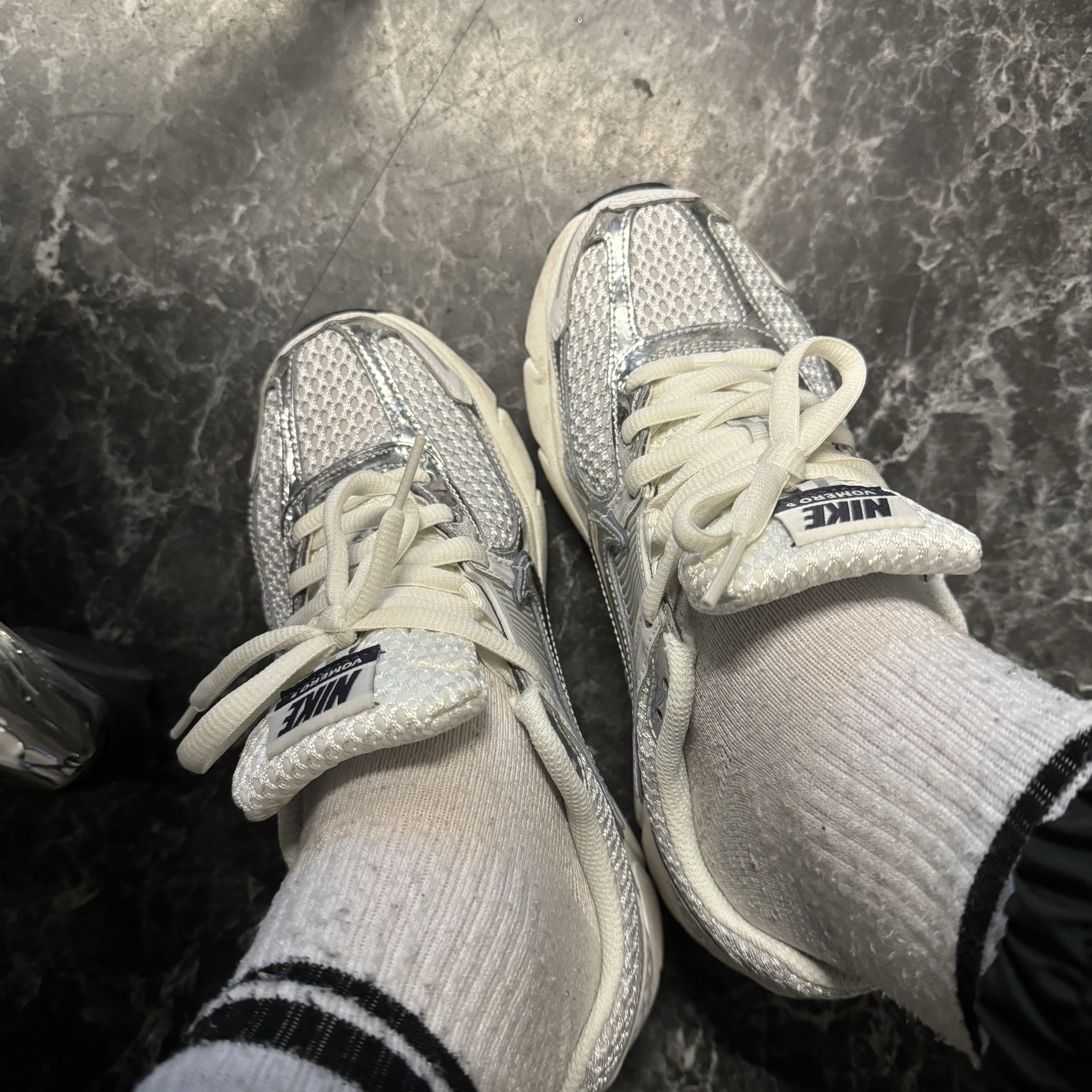 (W) Nike Zoom Vomero 5 Photon Dust and Metallic Silver 착용 스타일