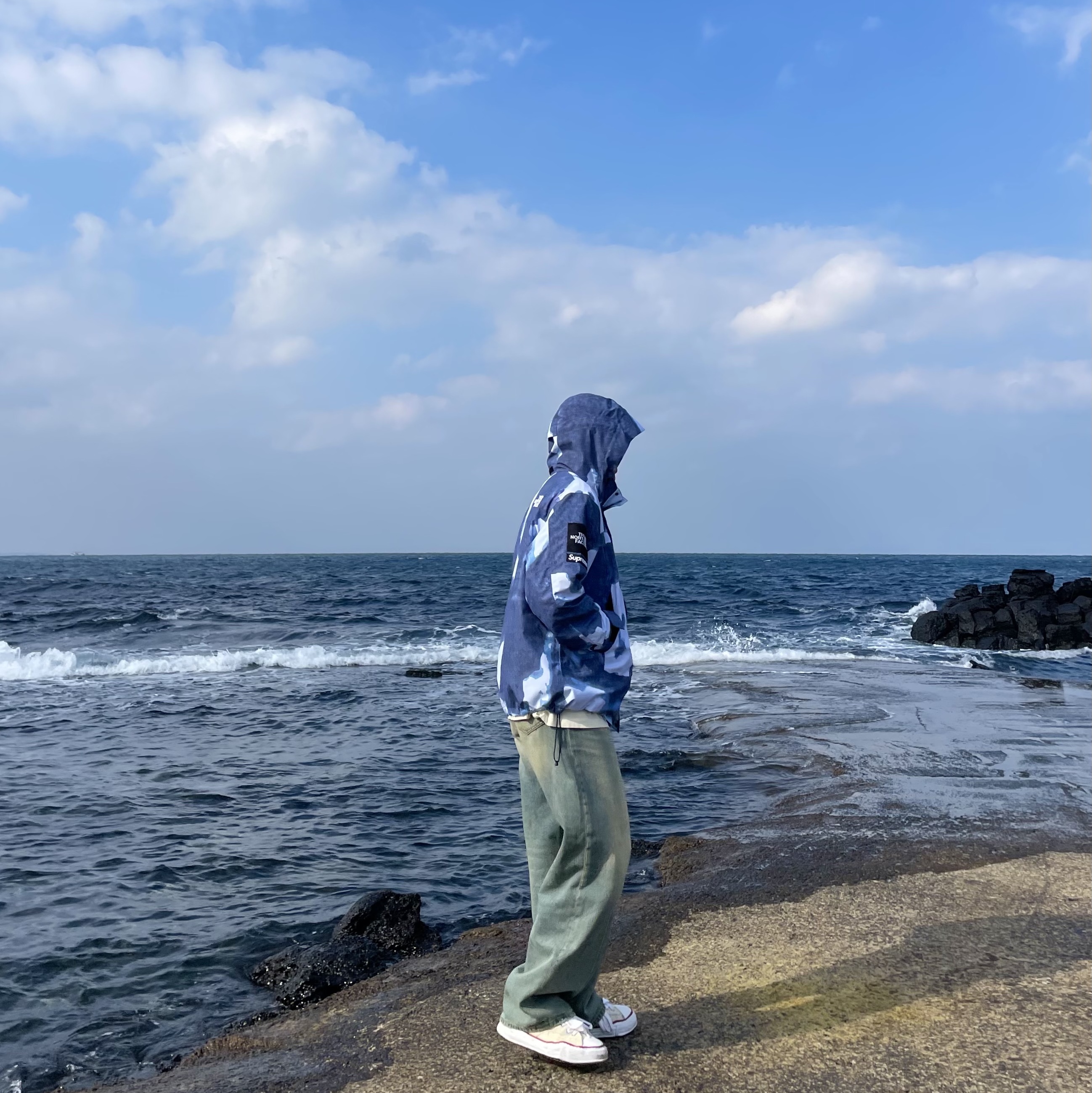 Supreme x The North Face Bleached Denim Print Mountain Jacket Indigo - 21FW, Maison Mihara Yasuhiro Peterson OG Sole Canvas Low-top Sneakers Natural 착용 스타일 - 1