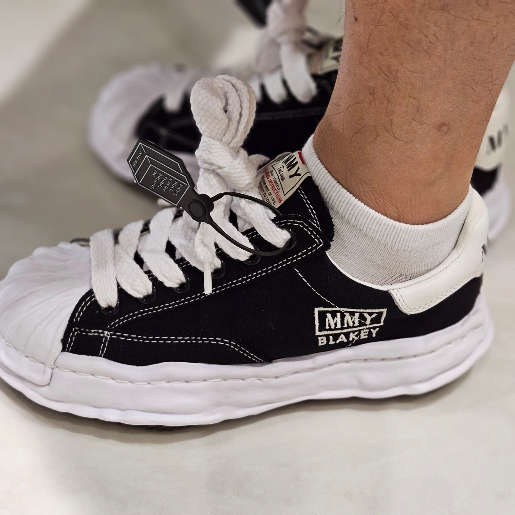 Maison Mihara Yasuhiro Blakey OG Sole Canvas Low-top Sneakers Black White 착용 스타일 - 5