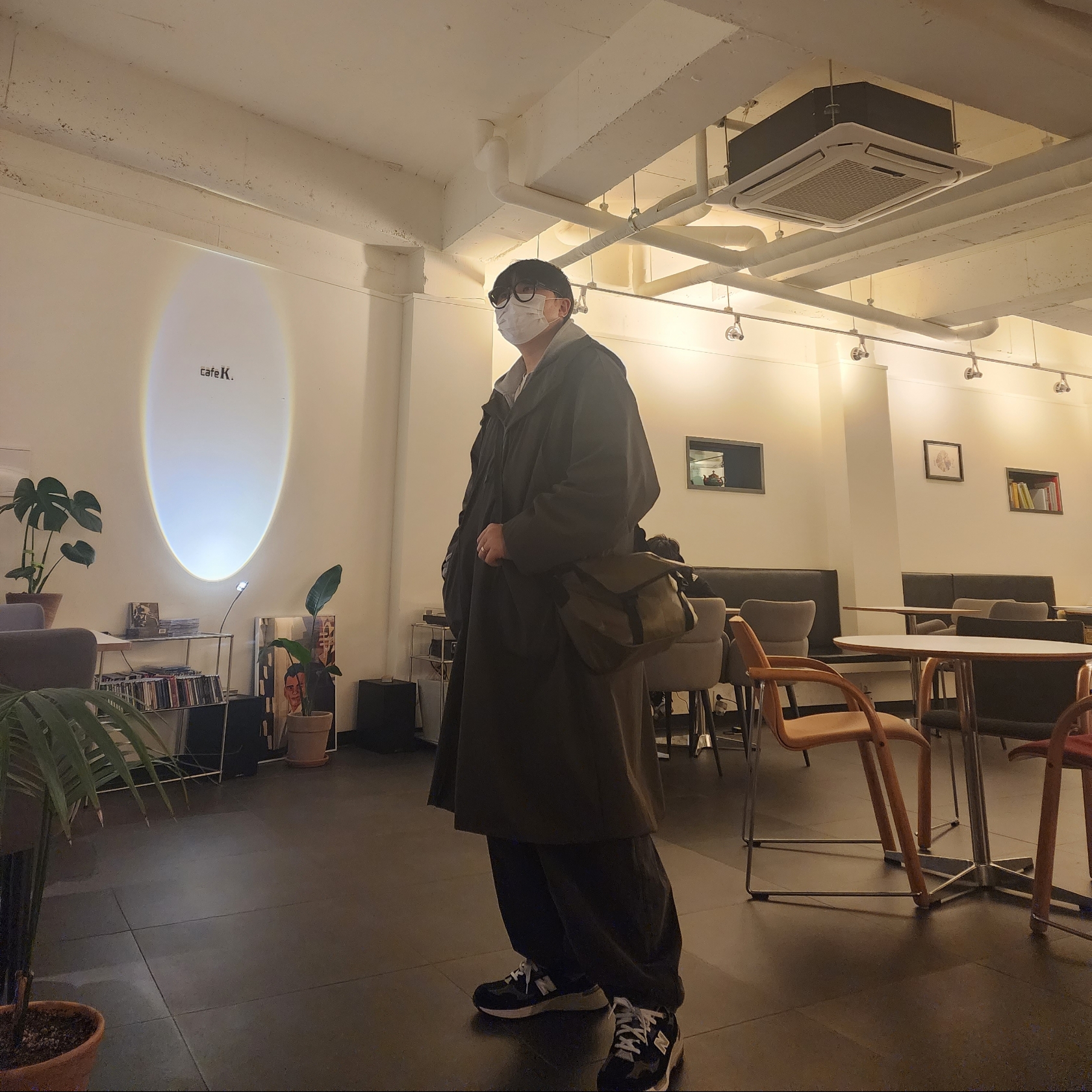 New Balance 992 Made in USA Black Grey, Ballute Nomad Hoodie Long Parka Beige 착용 스타일 - 6