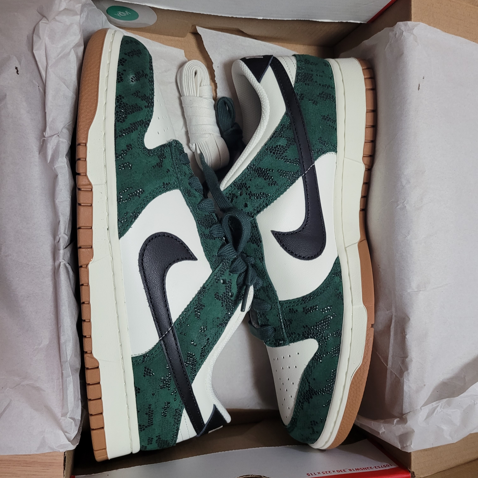 (W) Nike Dunk Low Pro Green Black 착용 스타일 - 4