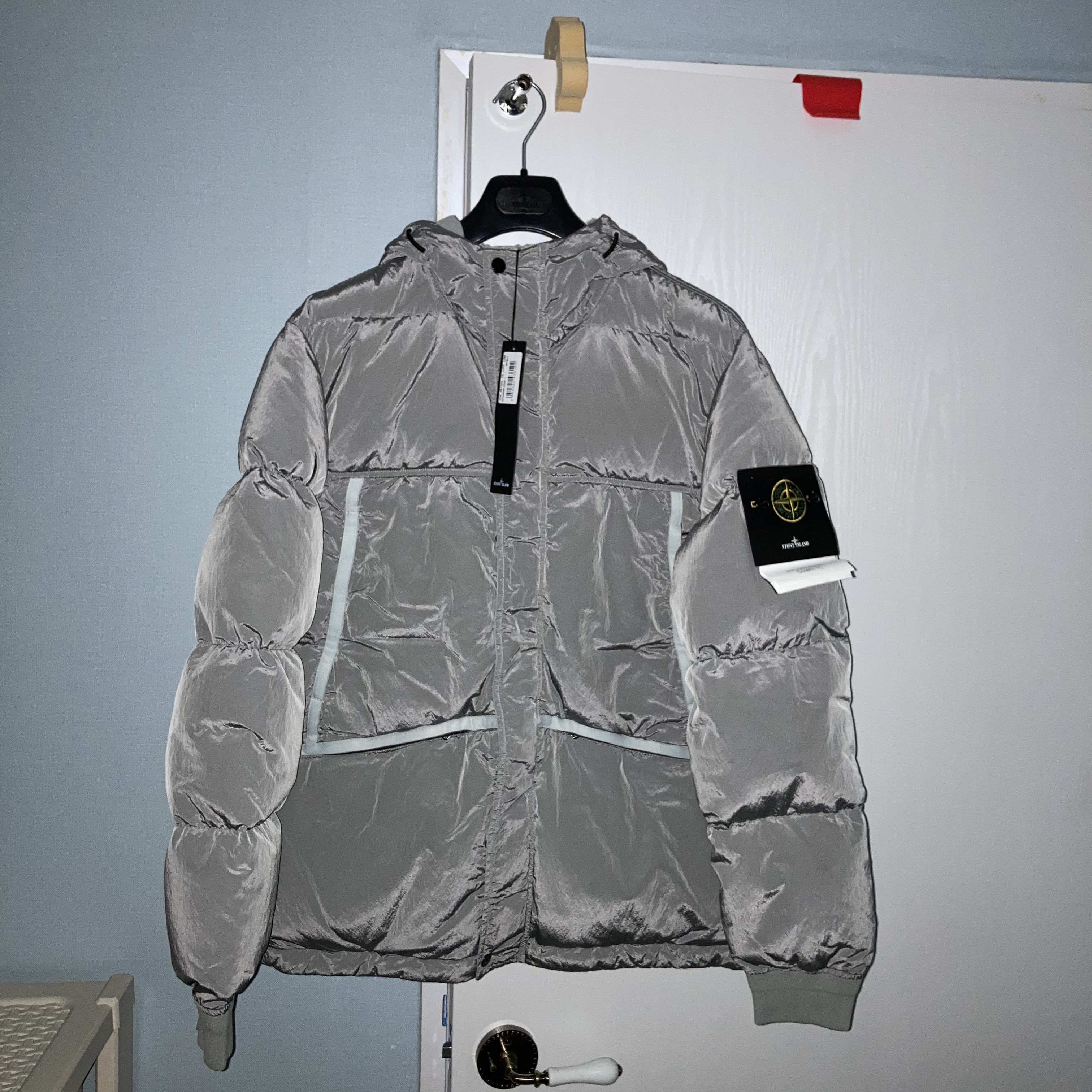 Stone Island 44508 Nylon Metal Down-TC Jacket Light Grey - 21FW, Stone Island 44508 Nylon Metal Down-TC Jacket Dark Grey - 21FW 착용 스타일 - 3