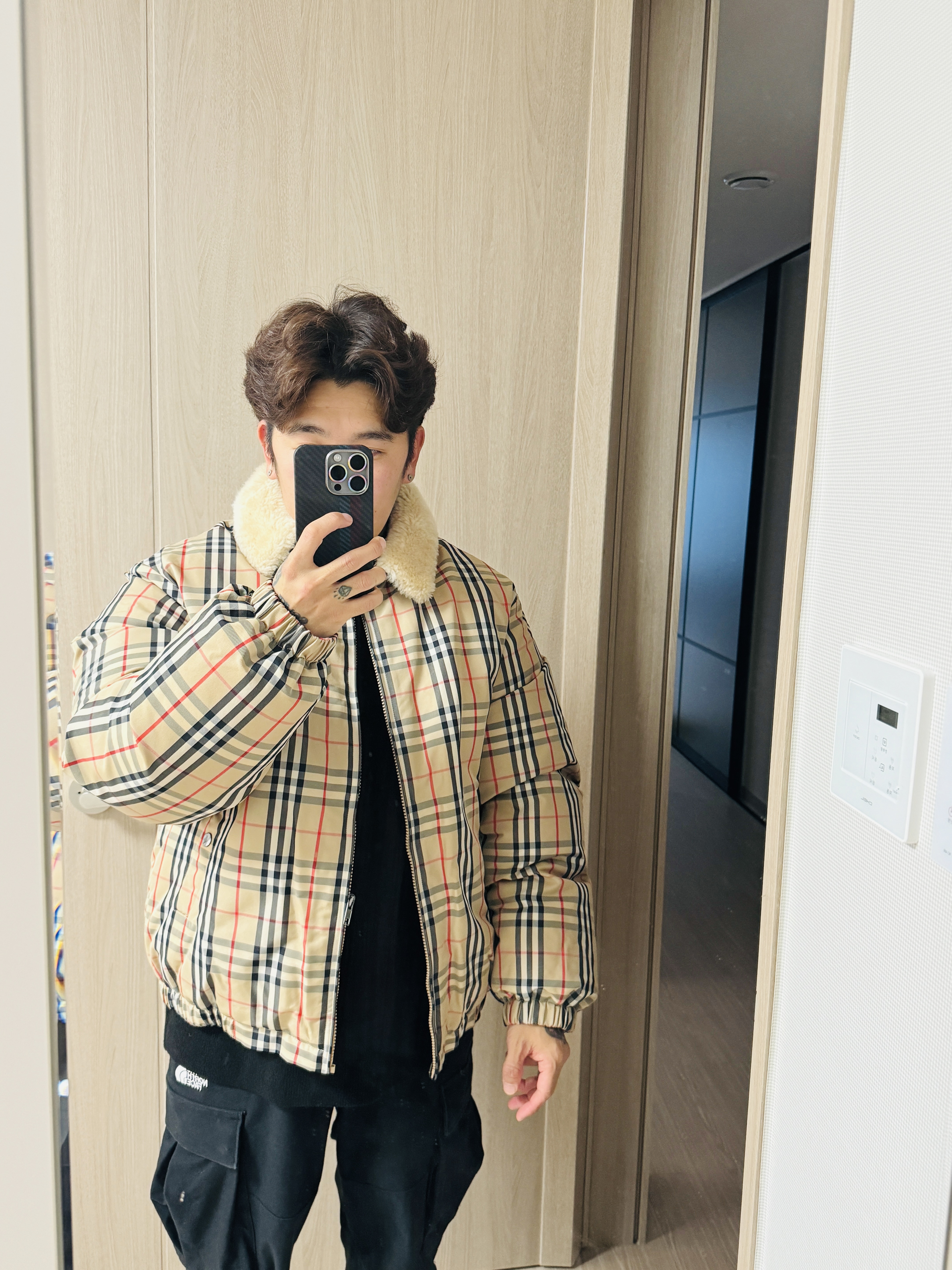 (W) Jordan 1 Retro High OG Lucky Green, Supreme x Burberry Shearling Collar Down Puffer Jacket Beige - 22SS 착용 스타일 - 2