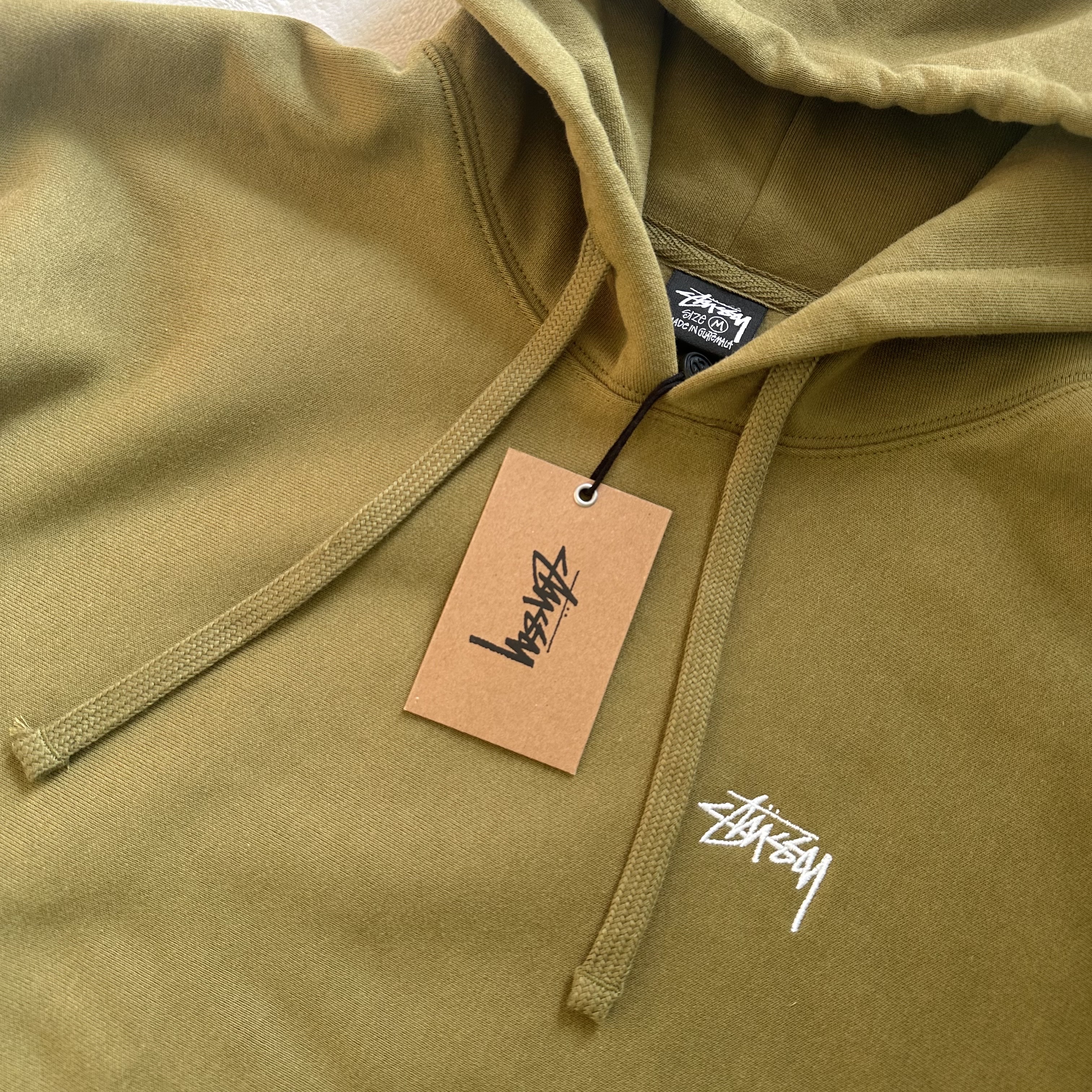 Stussy Stock Logo Hoodie Olive 착용 스타일
