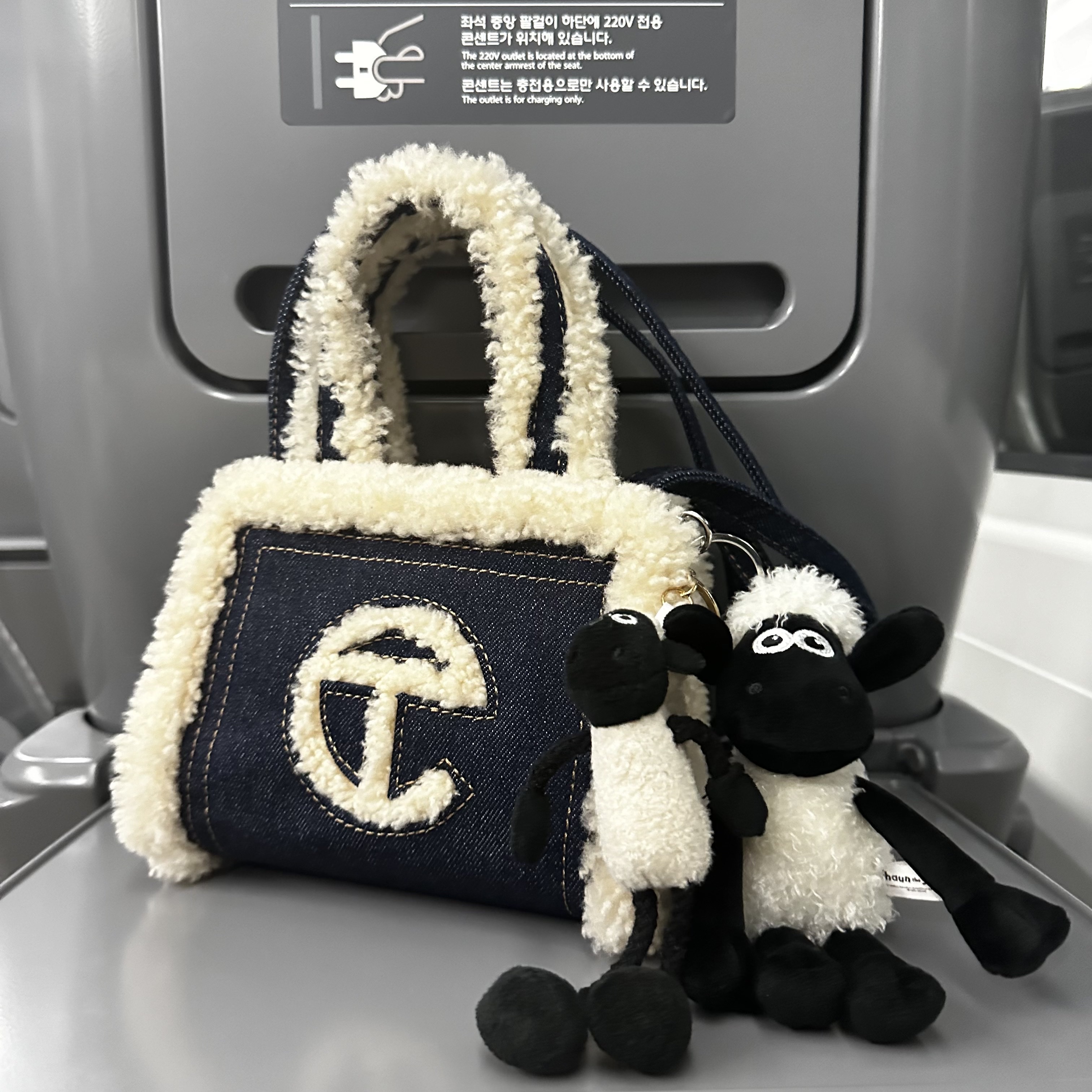 Telfar x UGG Small Shopping Bag Denim 착용 스타일 - 2