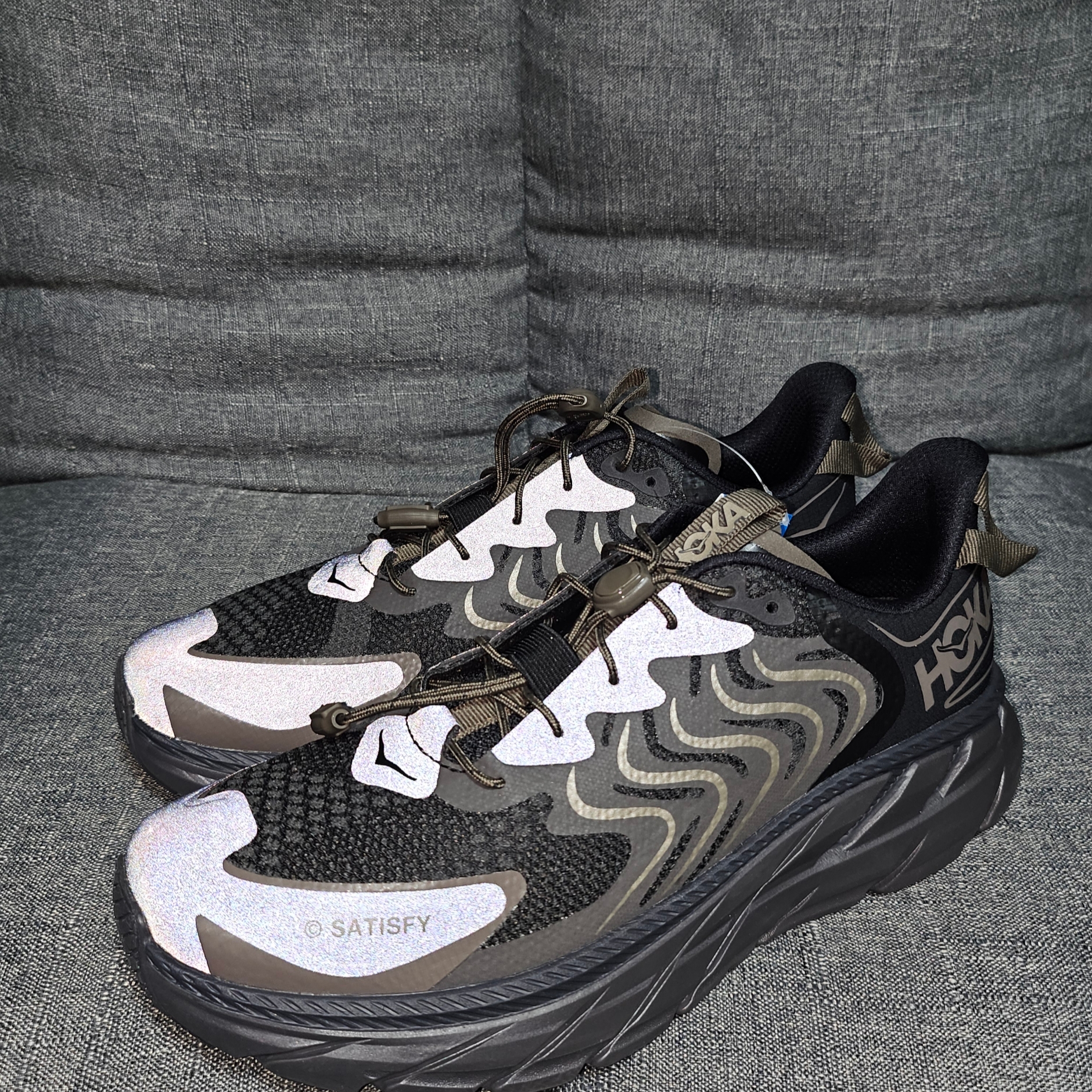 Hoka x Satisfy Clifton LS Forged Iron Black 착용 스타일