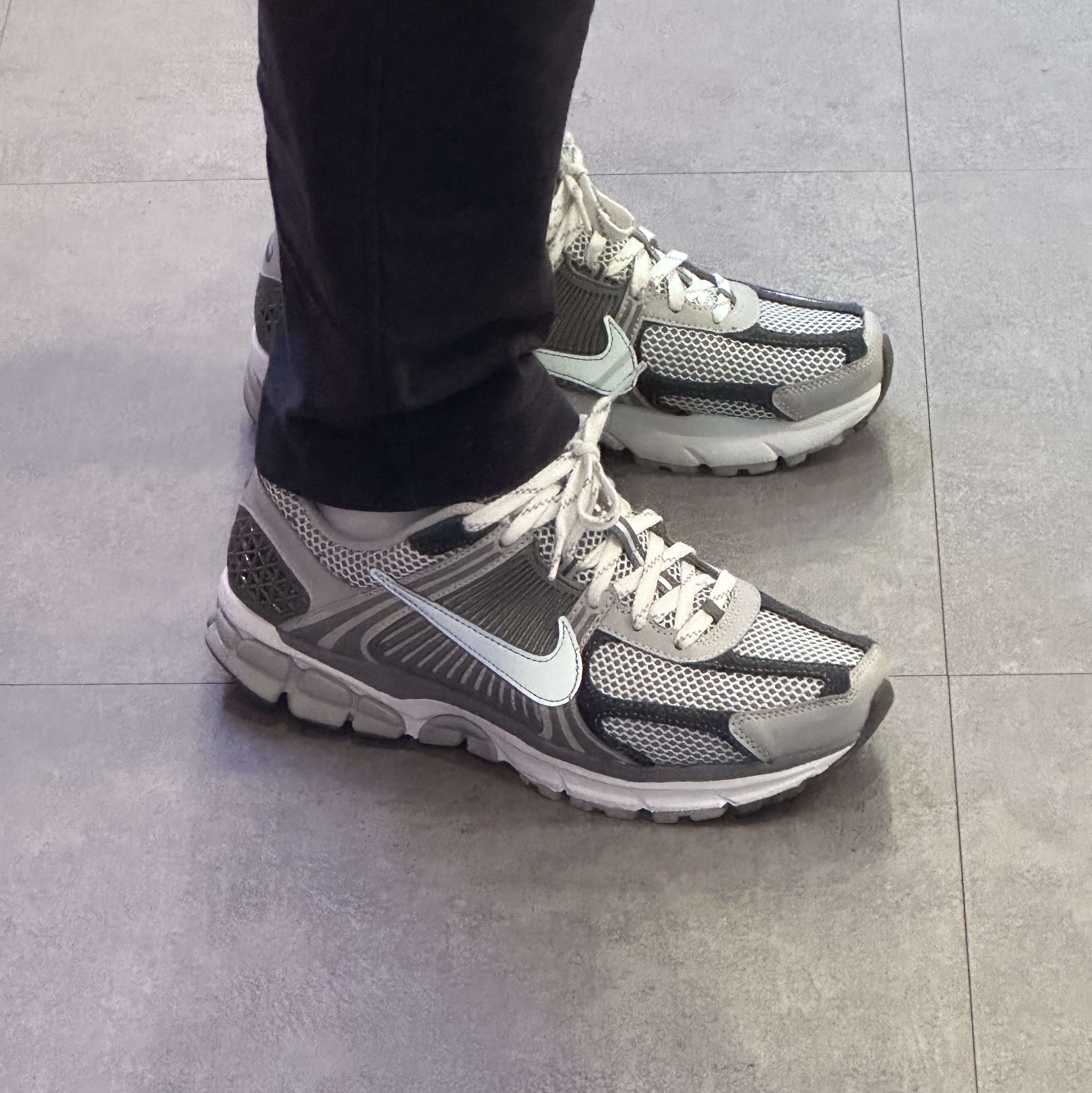 Nike Zoom Vomero 5 PRM Light Iron Ore and Flat Fewter 착용 스타일 - 1