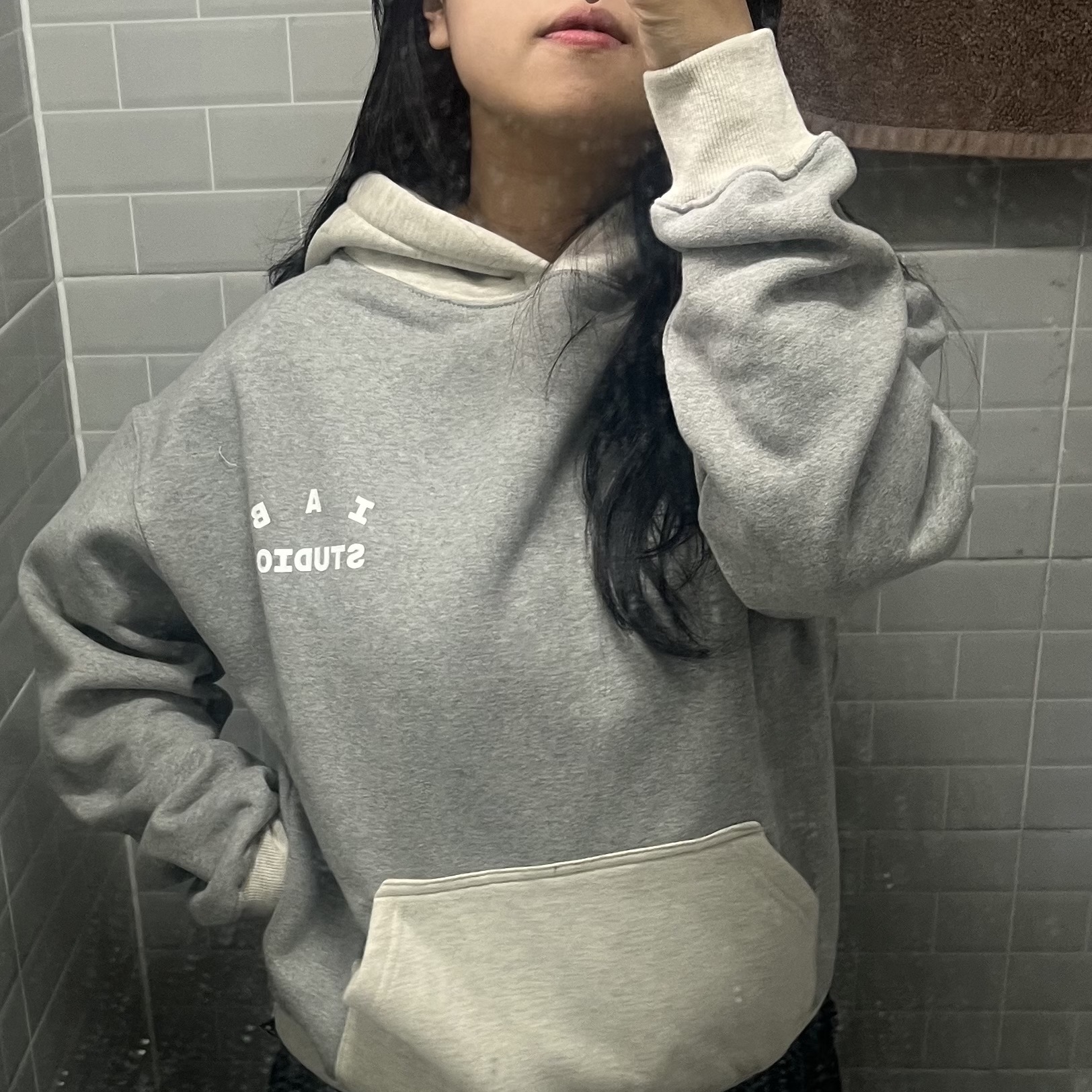 IAB Studio Hoodie Dual Gray 착용 스타일