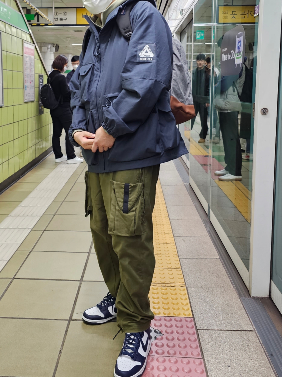 Nike ACG Cargo Pants Black, Palace Gore-Tex Cotton RS Jacket Navy - 23FW 착용 스타일 - 2