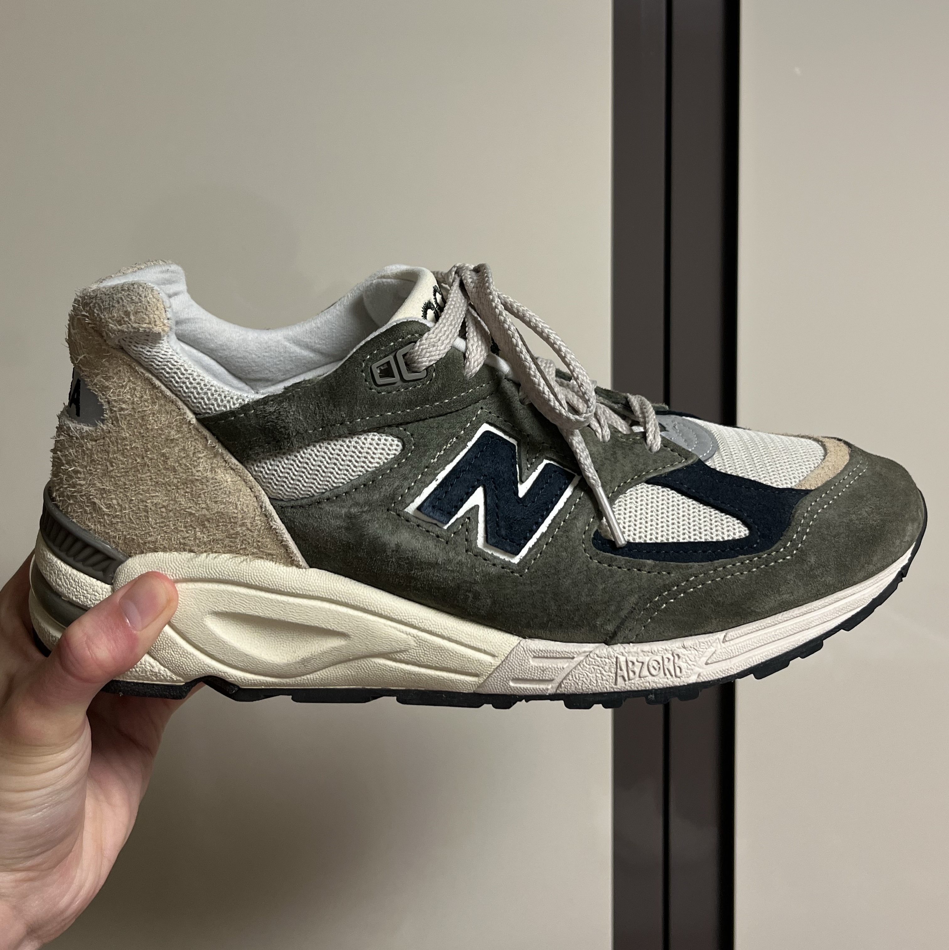 New Balance 991 Made in UK Black Silver, New Balance 990v2 Made in USA Grey Tan 착용 스타일 - 2