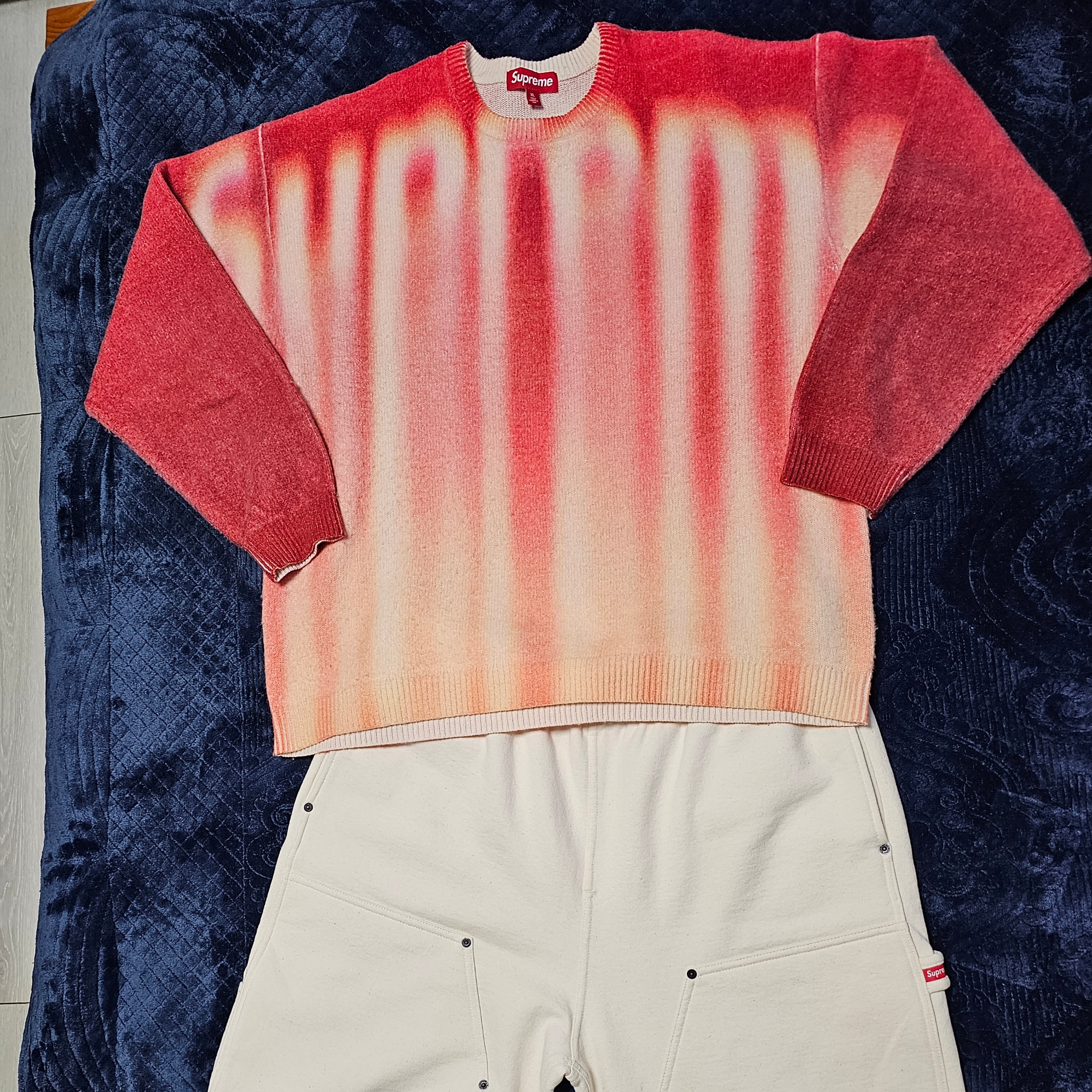 Supreme Double Knee Painter Sweatpants Natural - 23SS, Supreme Blurred Logo Sweater Red - 23FW 착용 스타일