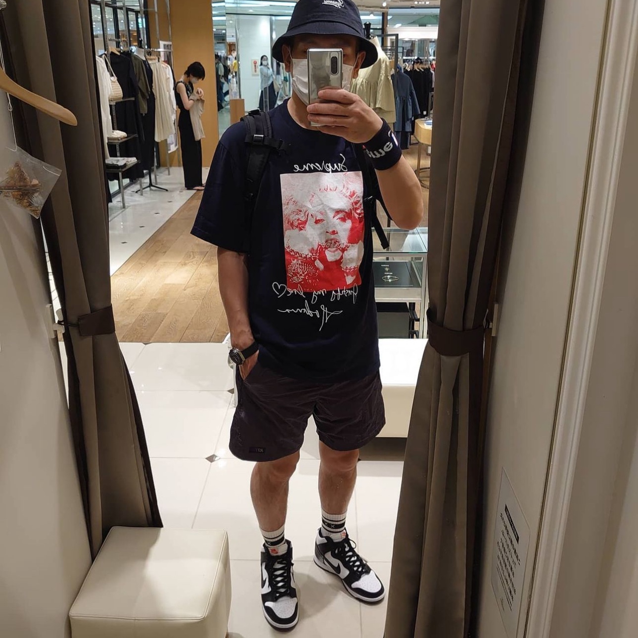 Supreme Box Logo Hooded Sweatshirt Ash Grey - 23FW, Supreme x Nike NBA Wristband Black (Pack of 2) 착용 스타일 - 3