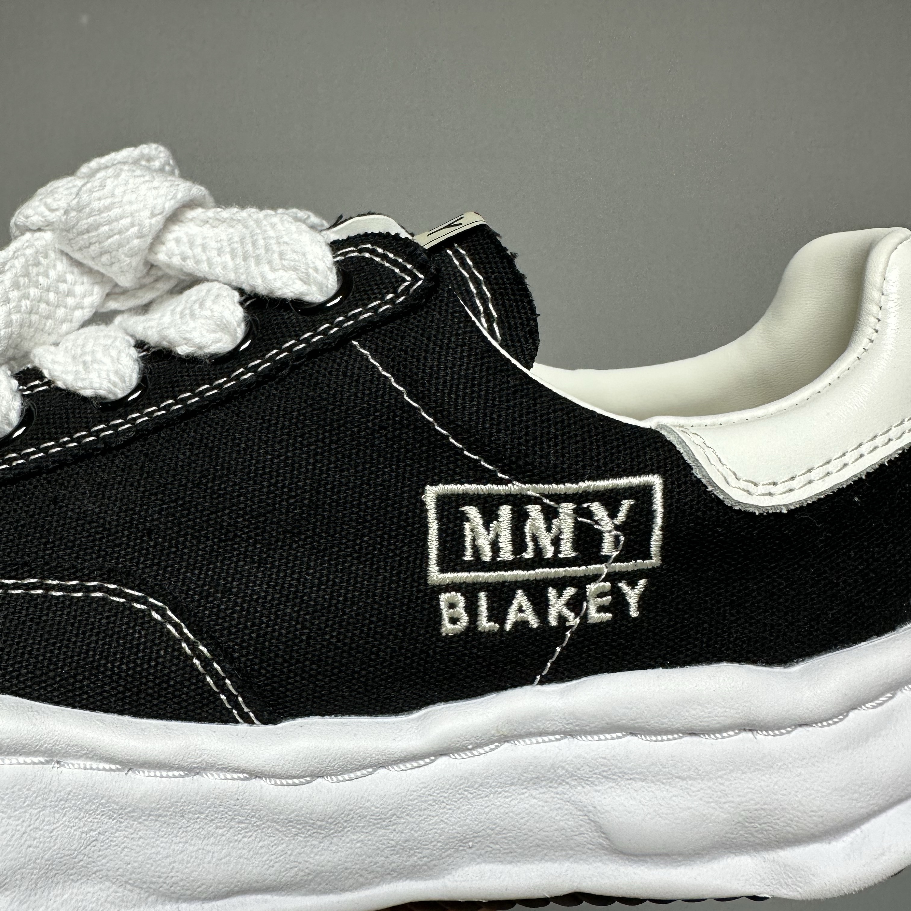 Maison Mihara Yasuhiro Blakey OG Sole Canvas Low-top Sneakers Black White 착용 스타일 - 2