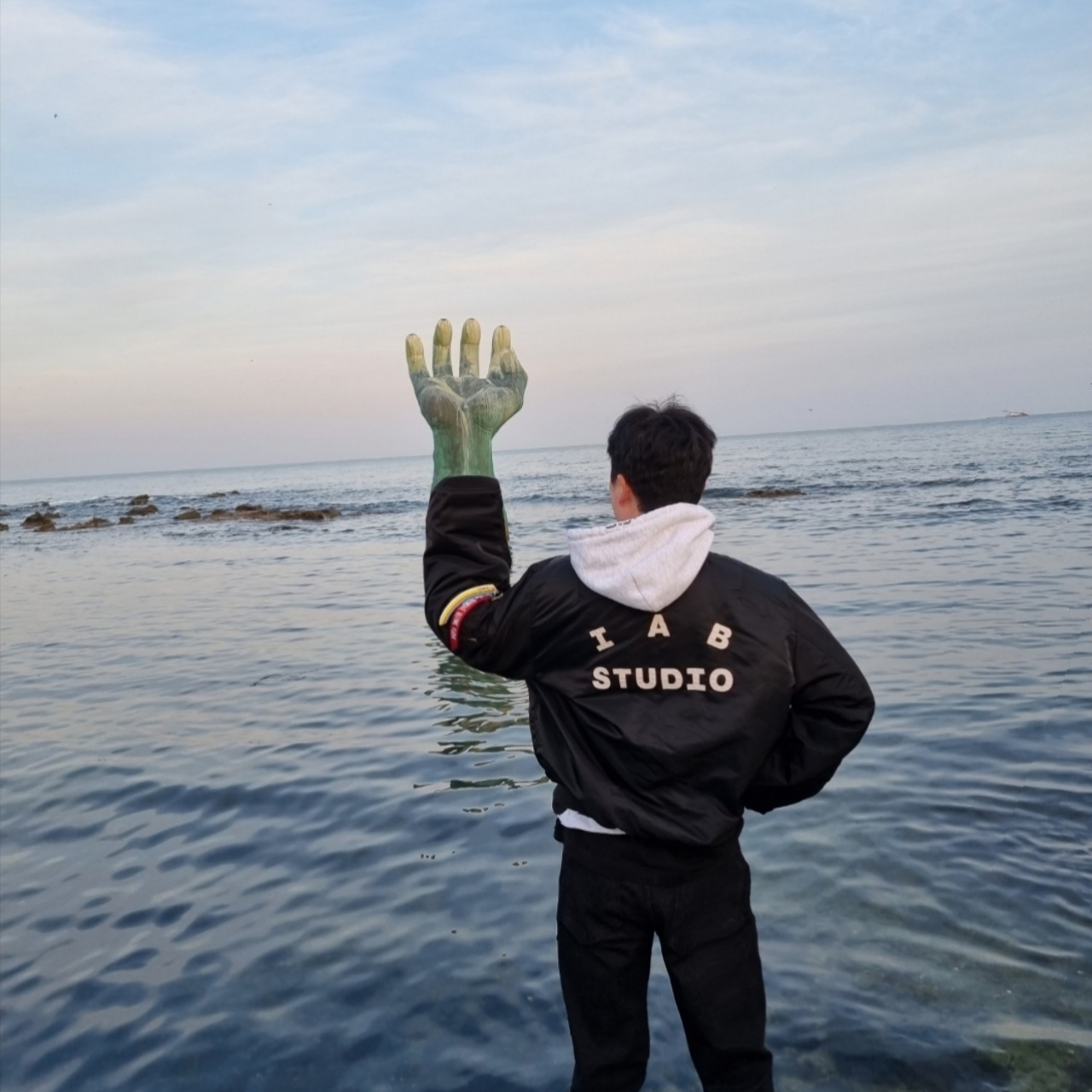 Puma x Market TRC Blaze Flint Gray Phantom Black, IAB Studio x Alpha Industries MA-1 Crewneck Black 착용 스타일 - 2
