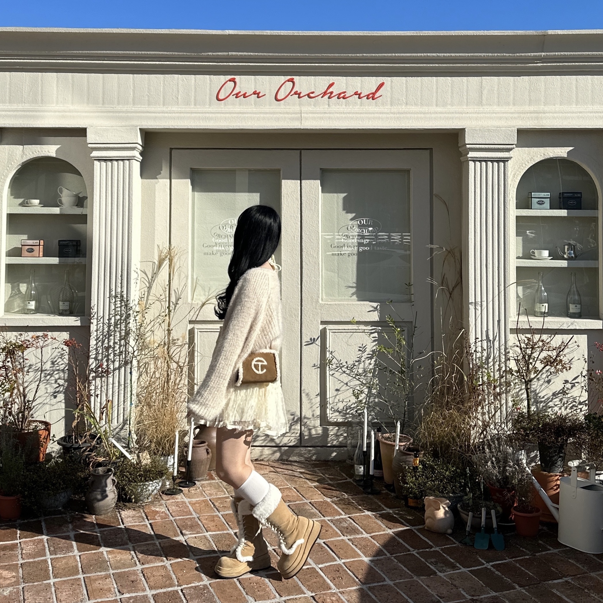 Telfar x UGG Small Shopping Bag Chestnut 착용 스타일 - 1