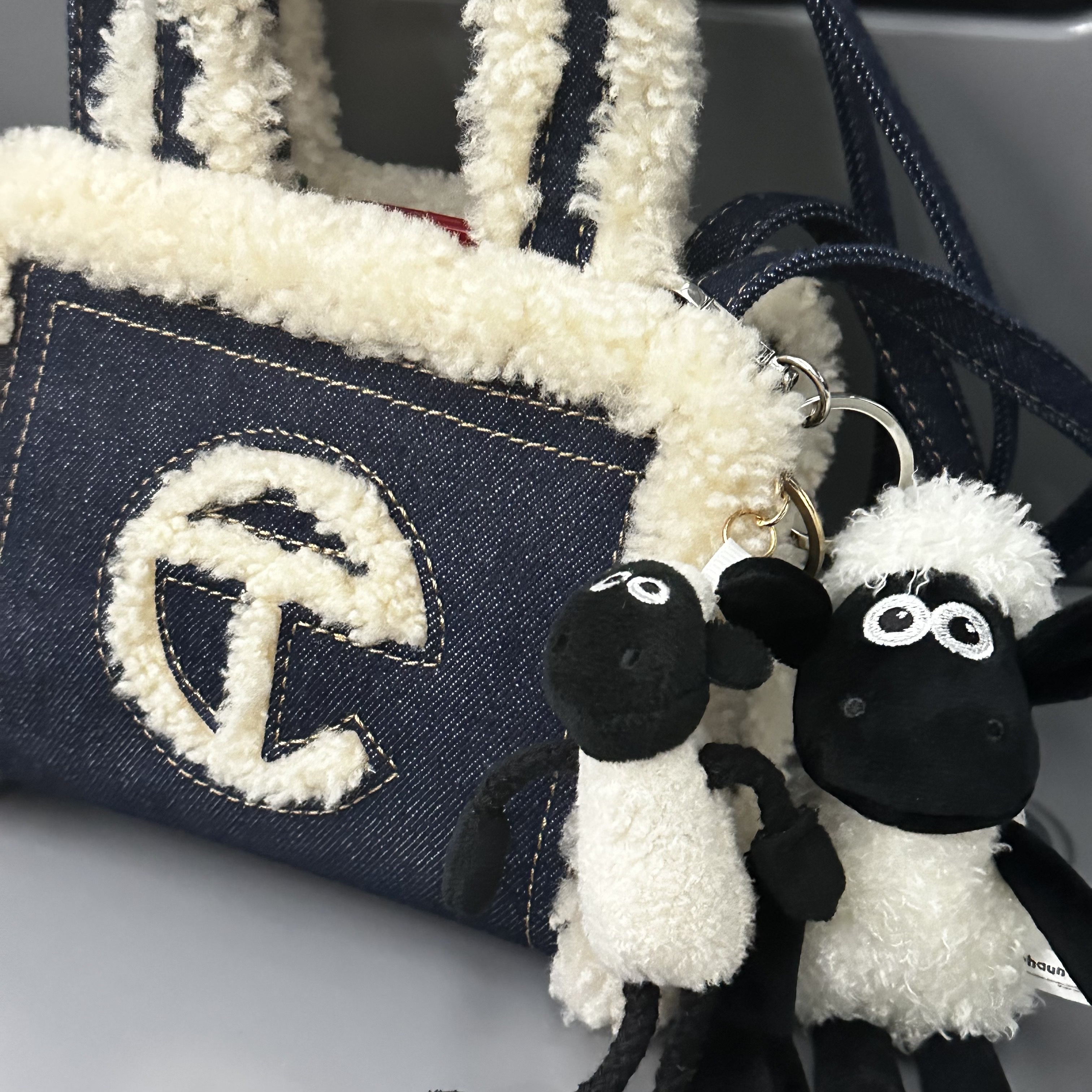 Telfar x UGG Small Shopping Bag Denim 착용 스타일 - 3