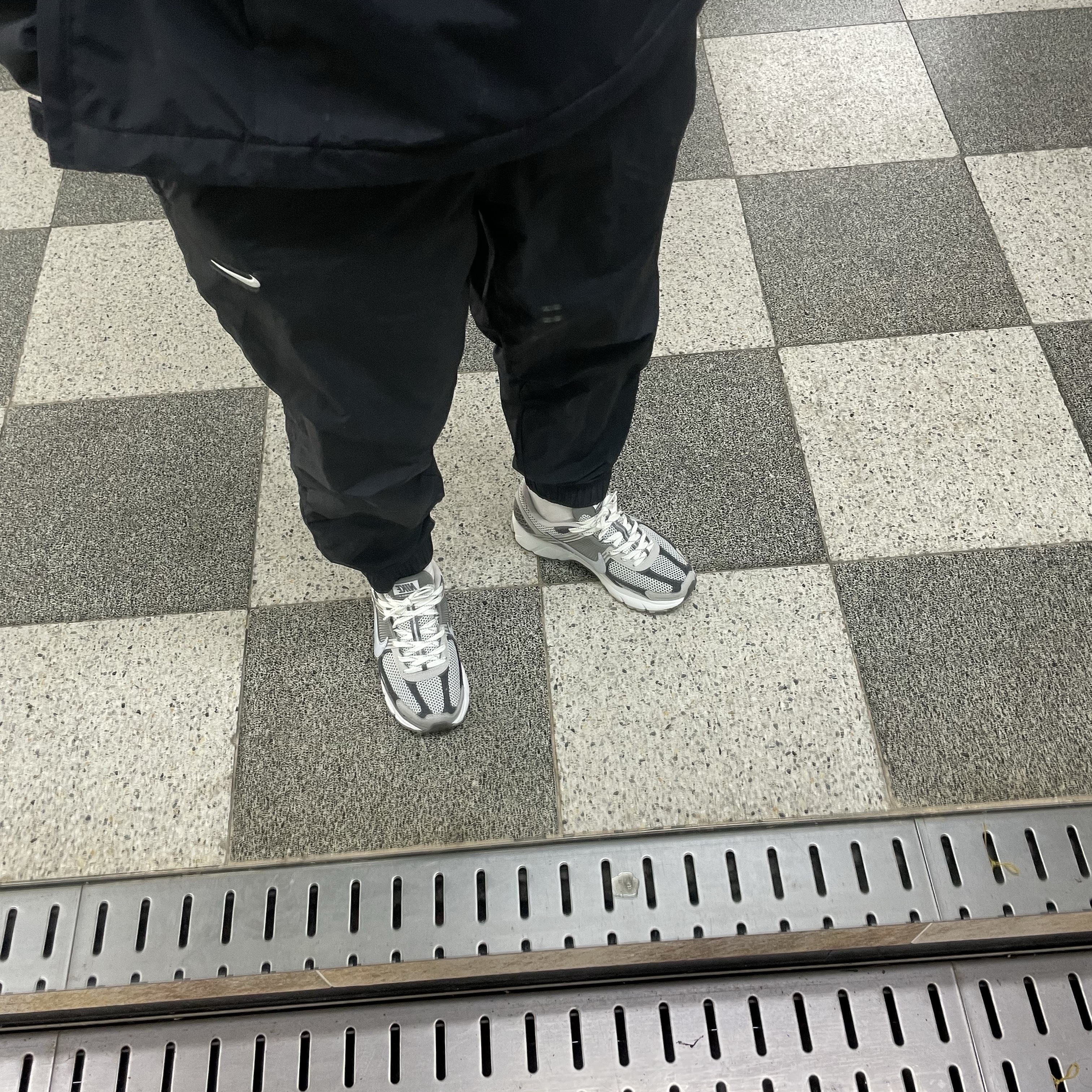 Nike Zoom Vomero 5 PRM Light Iron Ore and Flat Fewter, Nike NRG Solo Swoosh Woven Track Pants Black White - Asia 착용 스타일