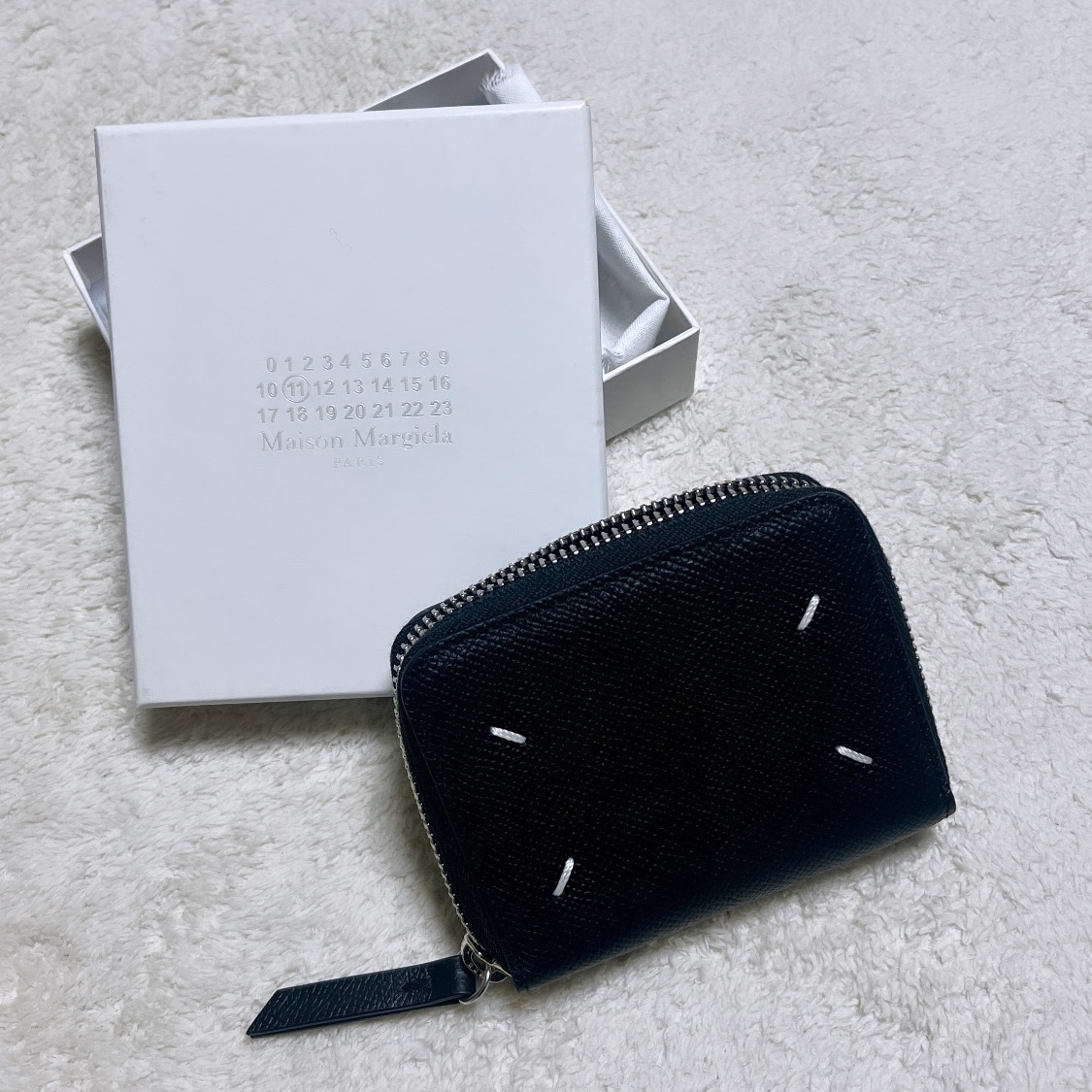 Maison Margiela Zip Around Compact Wallet Black 착용 스타일