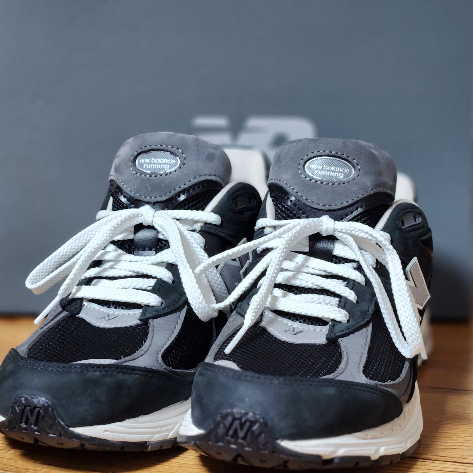 New Balance 2002R Premium Vintage Black 착용 스타일