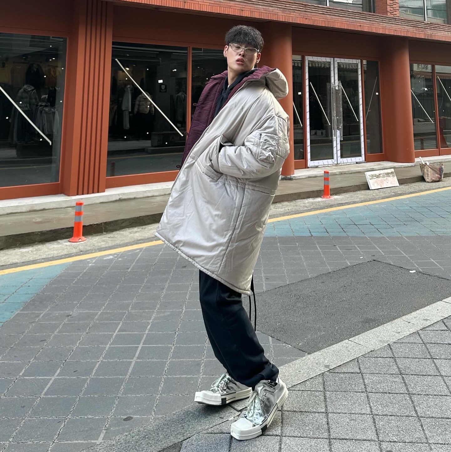 Converse x Drkshdw Turbodrk Chuck 70 Ox Silver Lacquered Denim, Gentle Monster Ytt 02 Silver 착용 스타일 - 2