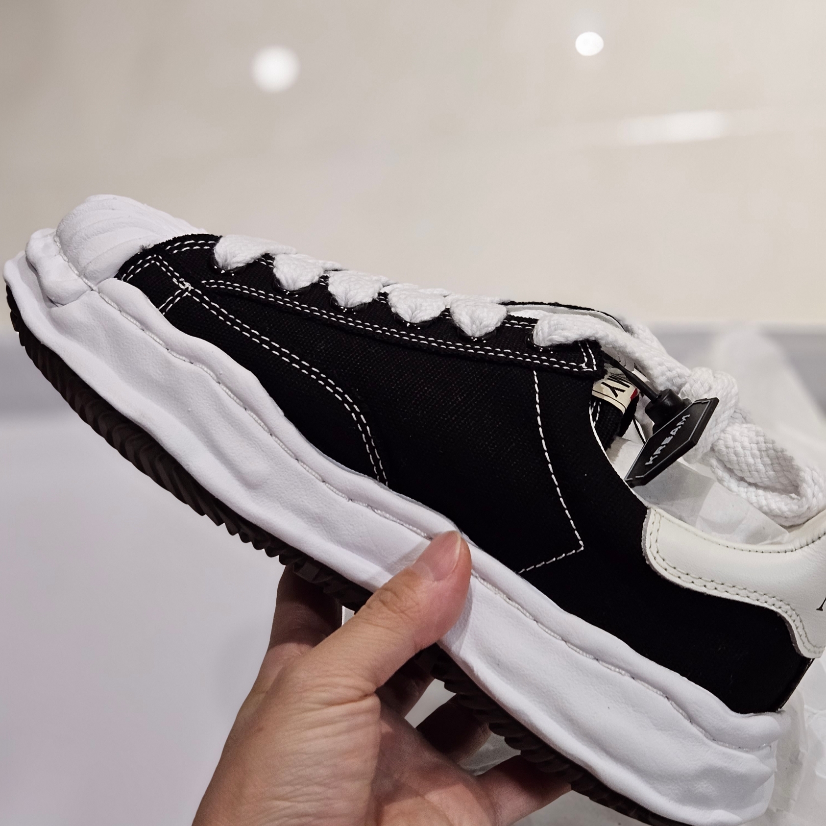 Maison Mihara Yasuhiro Blakey OG Sole Canvas Low-top Sneakers Black White 착용 스타일 - 3
