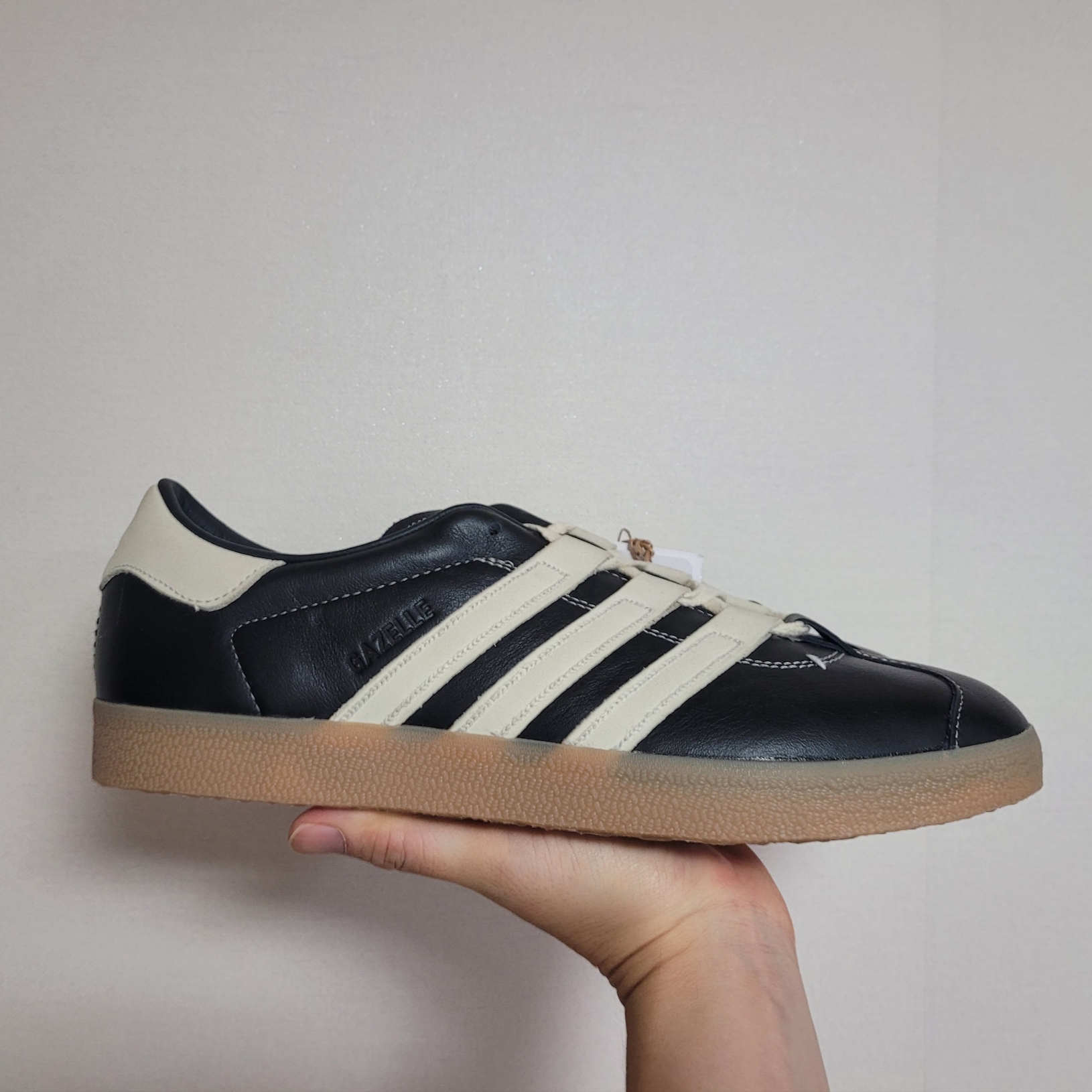 Adidas x Foot Industry Gazelle Core Black Cream White 착용 스타일 - 1